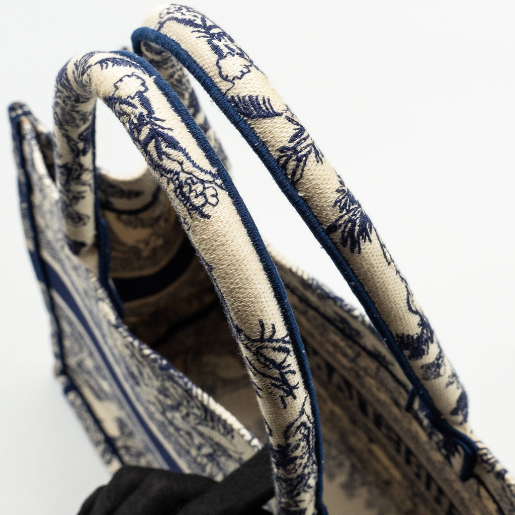 dior-medium-book-tote-toile-de-jouy-emboidery