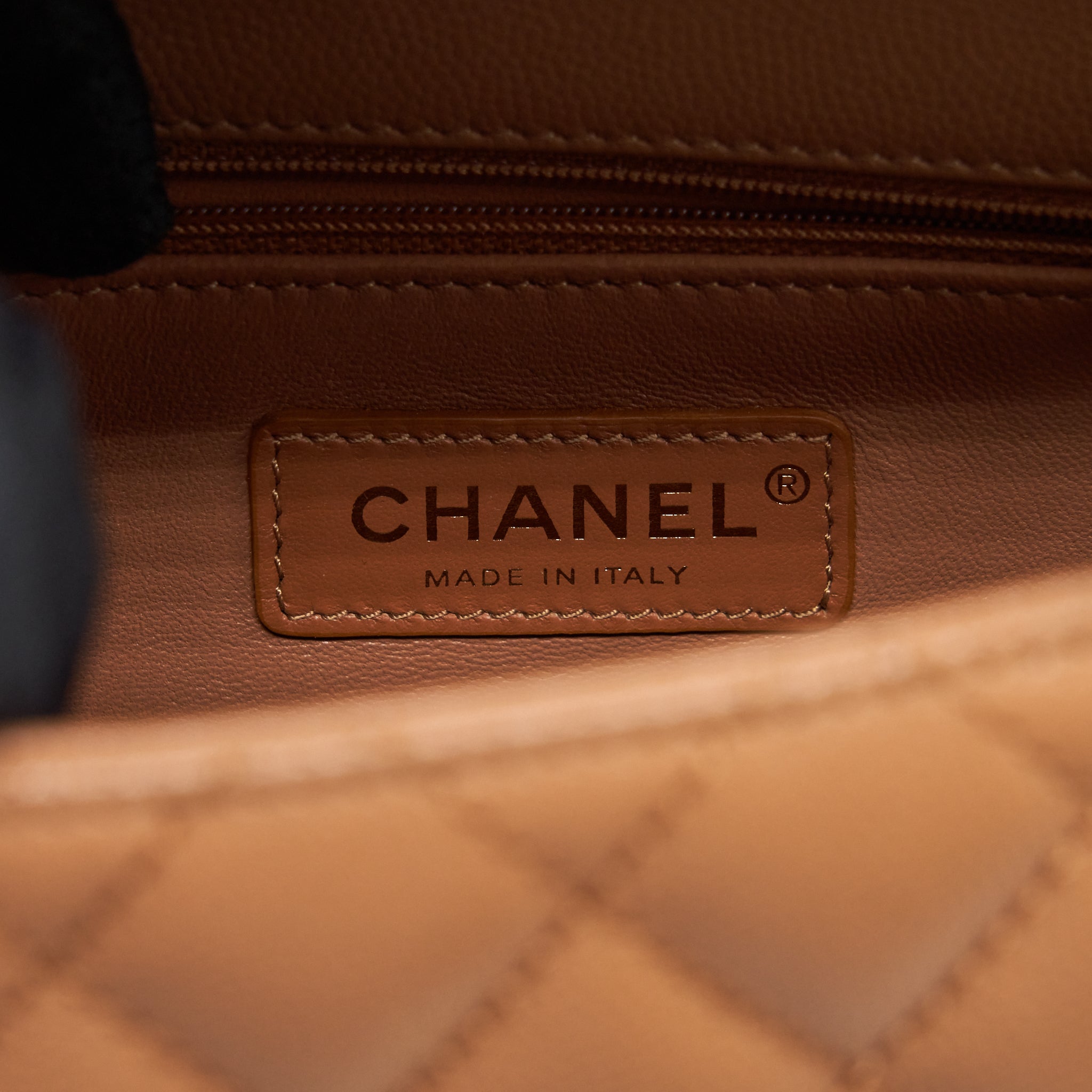 chanel-21p-small-coco-handle-caviar-nb356-caramel-lghw