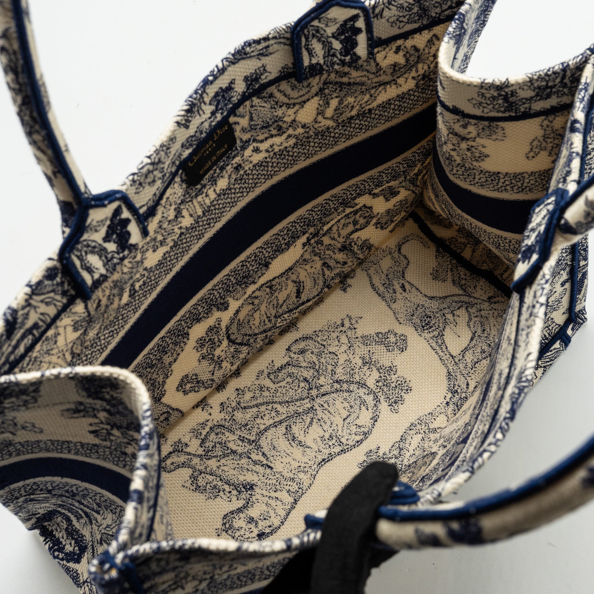 dior-medium-book-tote-toile-de-jouy-emboidery