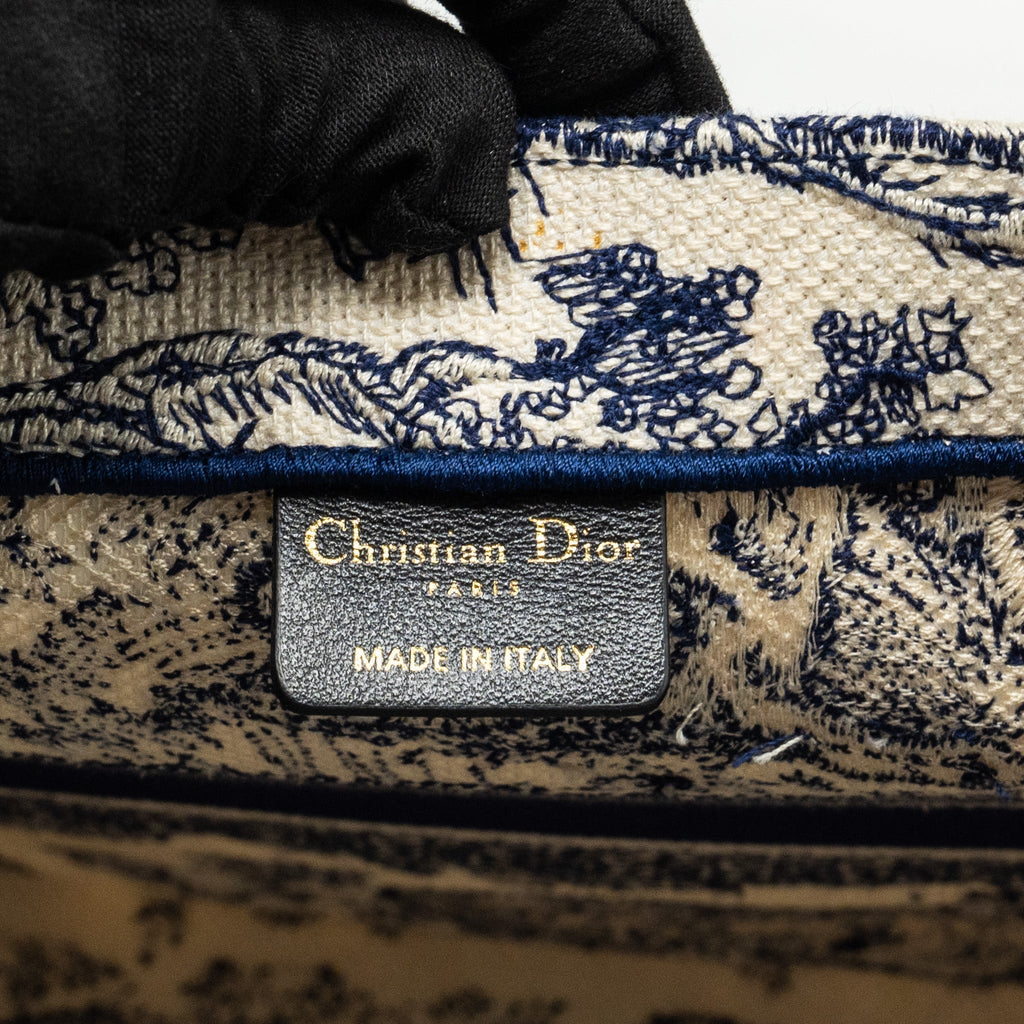 dior-medium-book-tote-toile-de-jouy-emboidery