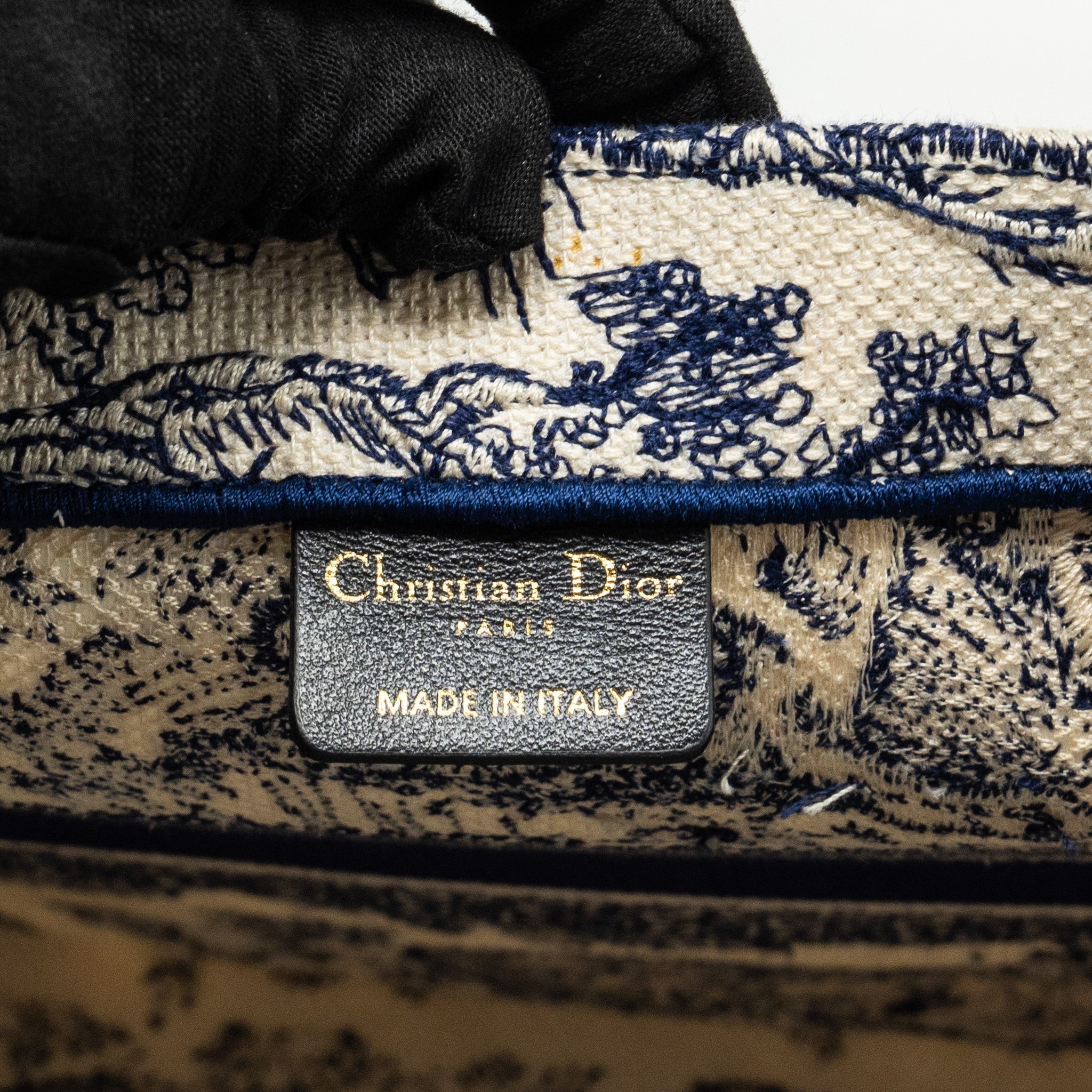 dior-medium-book-tote-toile-de-jouy-emboidery