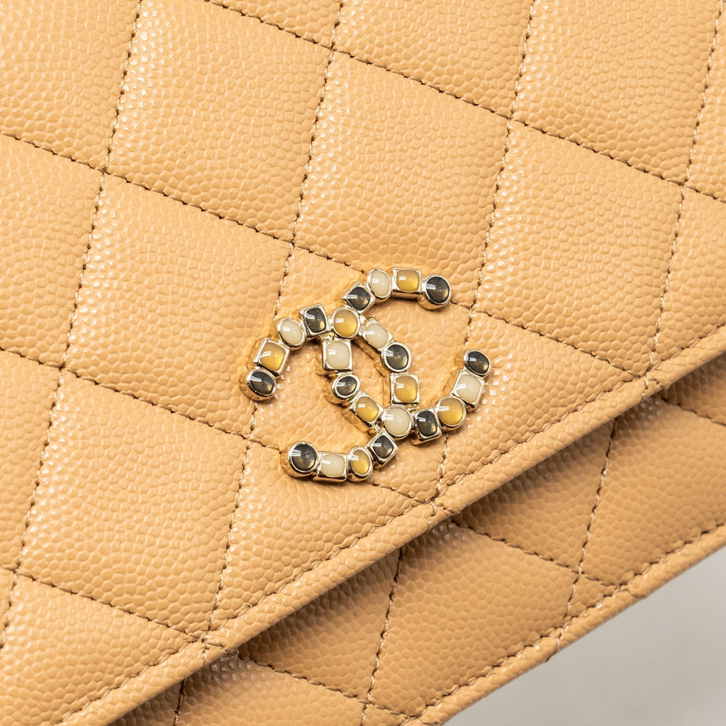 chanel-detailed-cc-classic-wallet-on-chain-caviar-beige-lghw-microchip