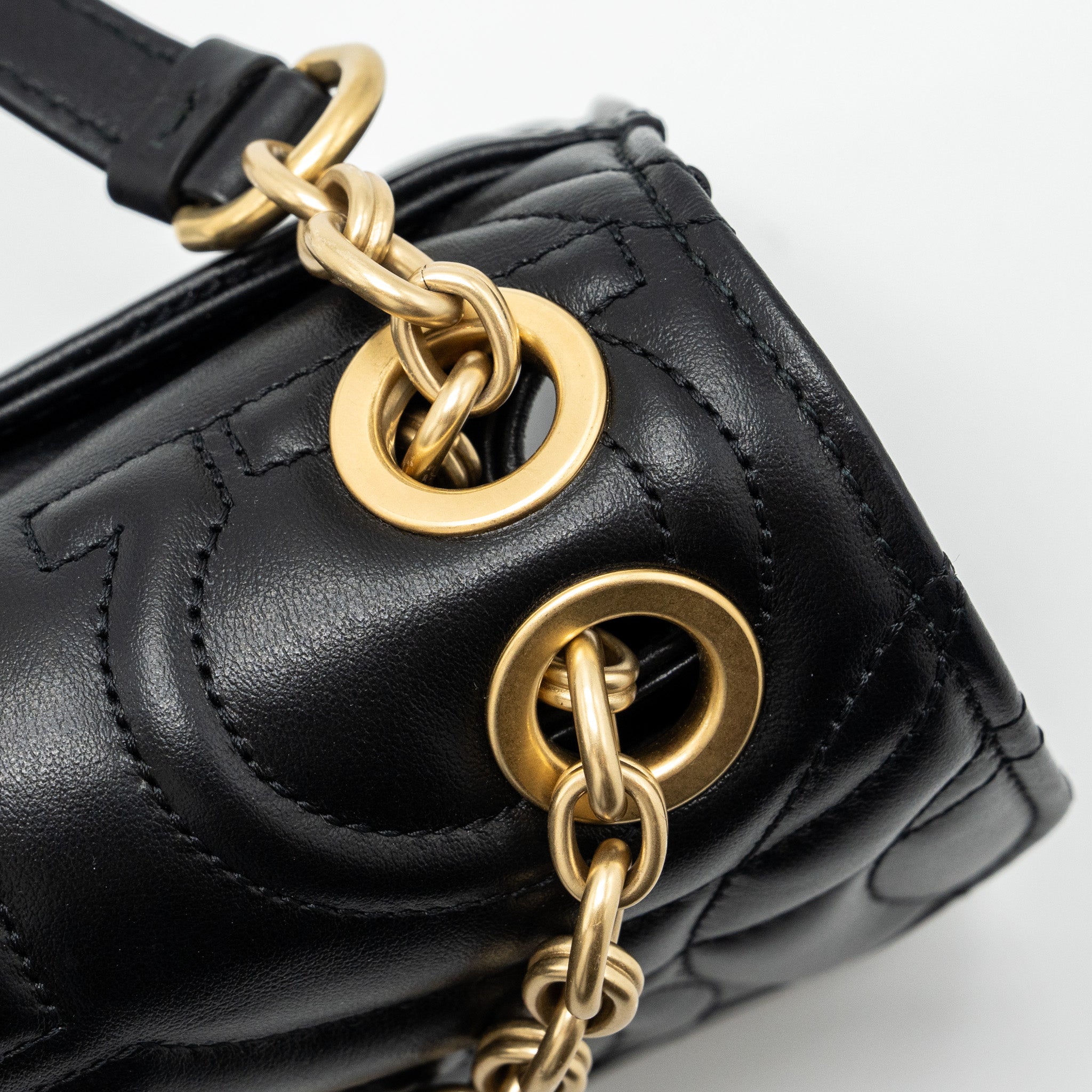 ferragamo-glancing-quilted-leather-shoulder-bag-calfskin-black-ghw