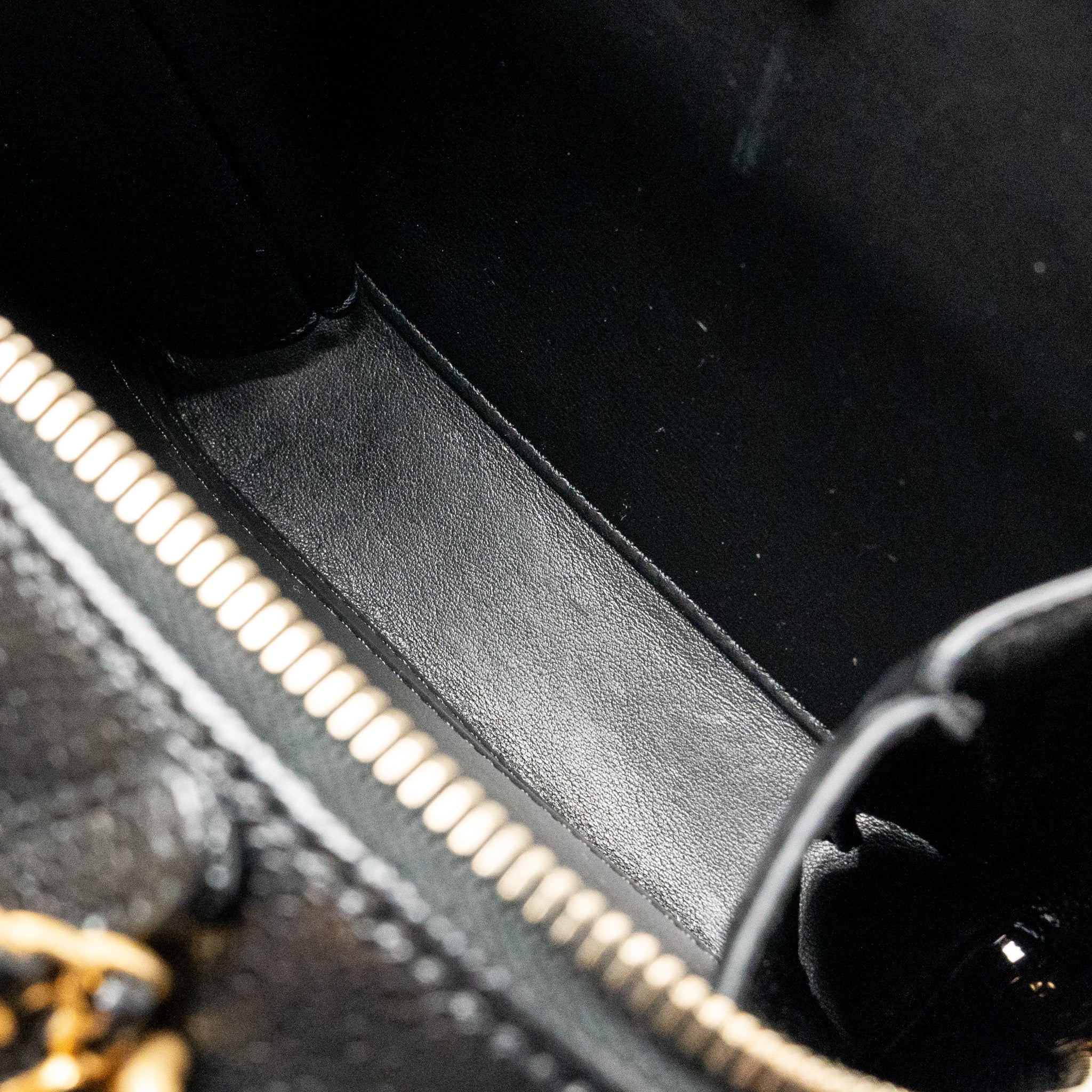chanel-logo-detailed-handle-mini-pick-me-up-vanity-case-caviar-black-ghw-microchip