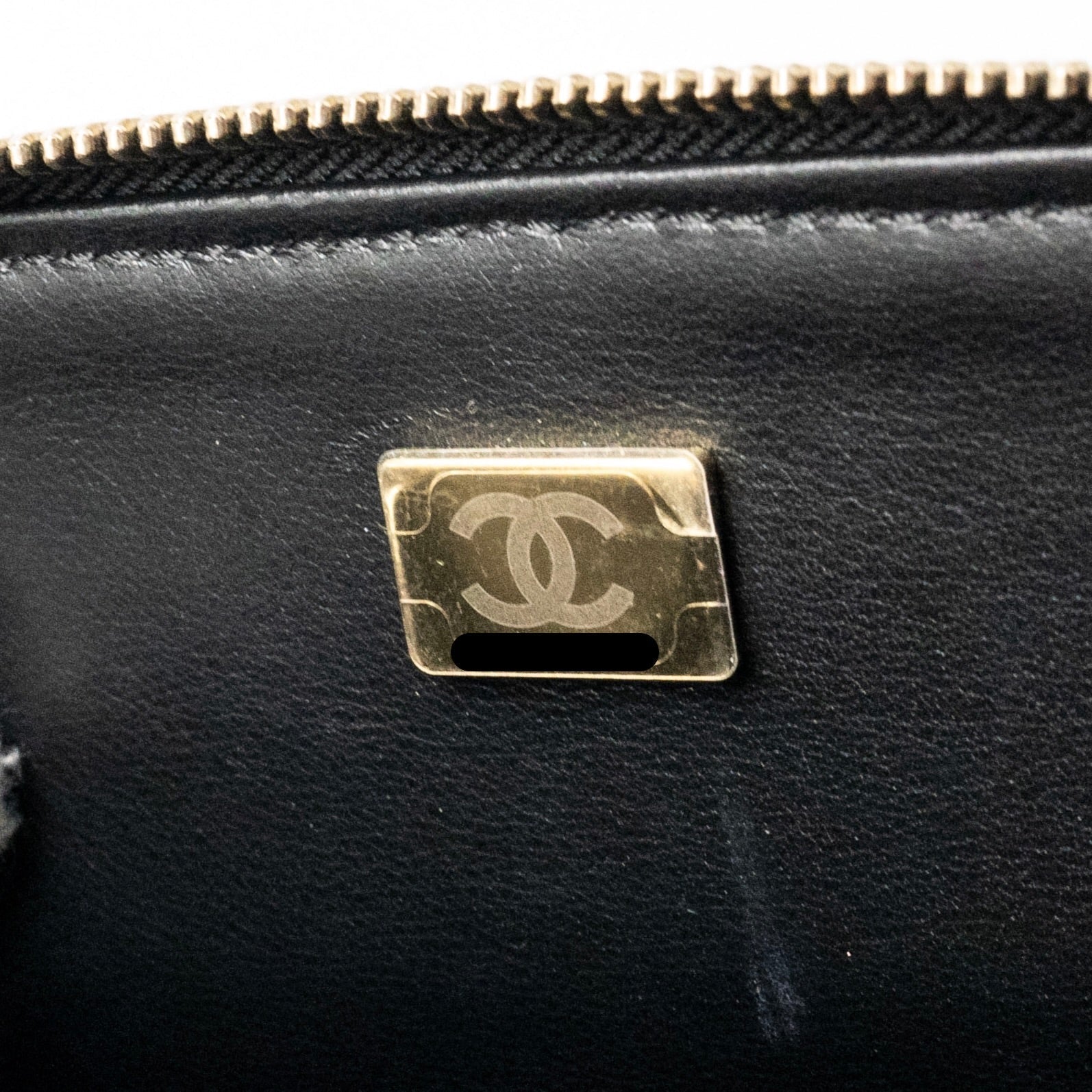 chanel-logo-detailed-handle-mini-pick-me-up-vanity-case-caviar-black-ghw-microchip