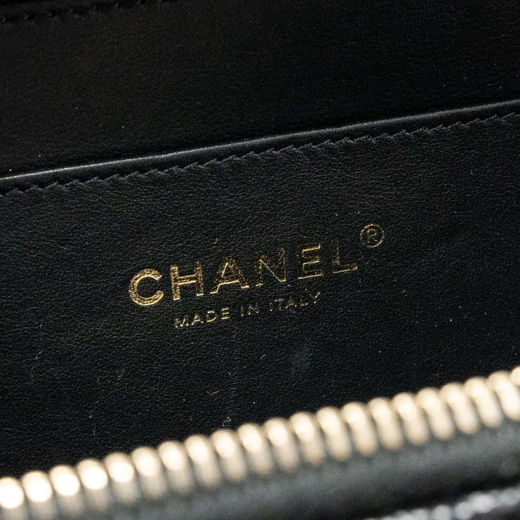 chanel-logo-detailed-handle-mini-pick-me-up-vanity-case-caviar-black-ghw-microchip
