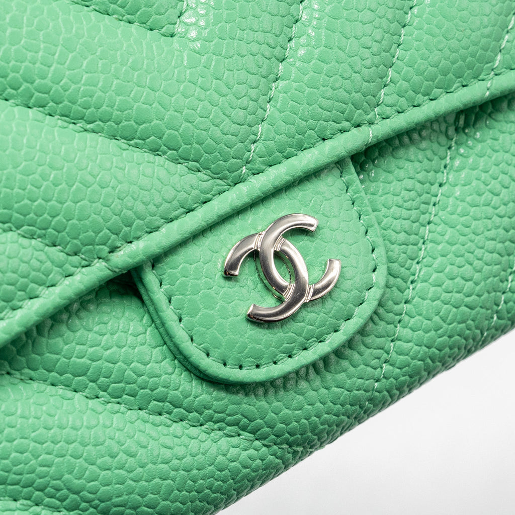chanel-medium-chevron-quilted-classic-flap-wallet-caviar-green-shw