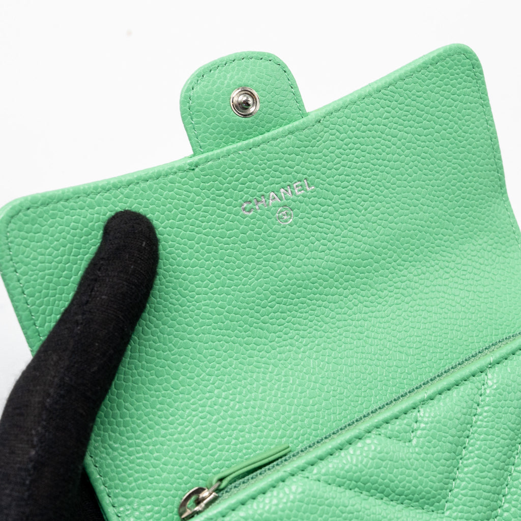 chanel-medium-chevron-quilted-classic-flap-wallet-caviar-green-shw