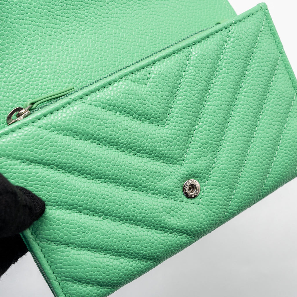chanel-medium-chevron-quilted-classic-flap-wallet-caviar-green-shw