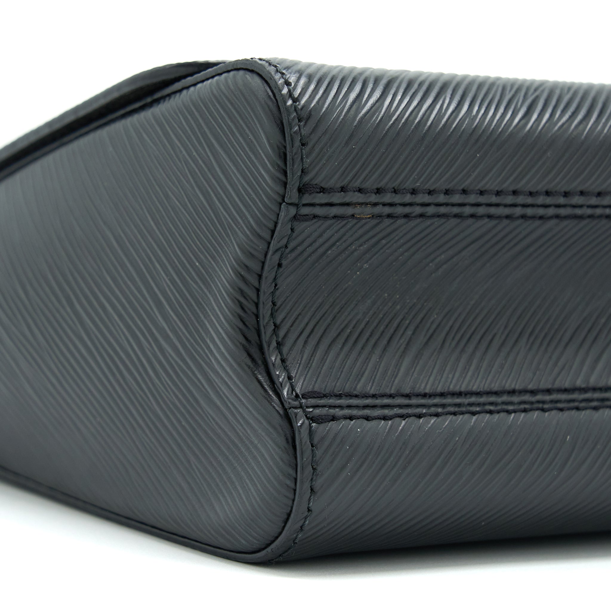 louis-vuitton-twist-mm-epi-black-ghw