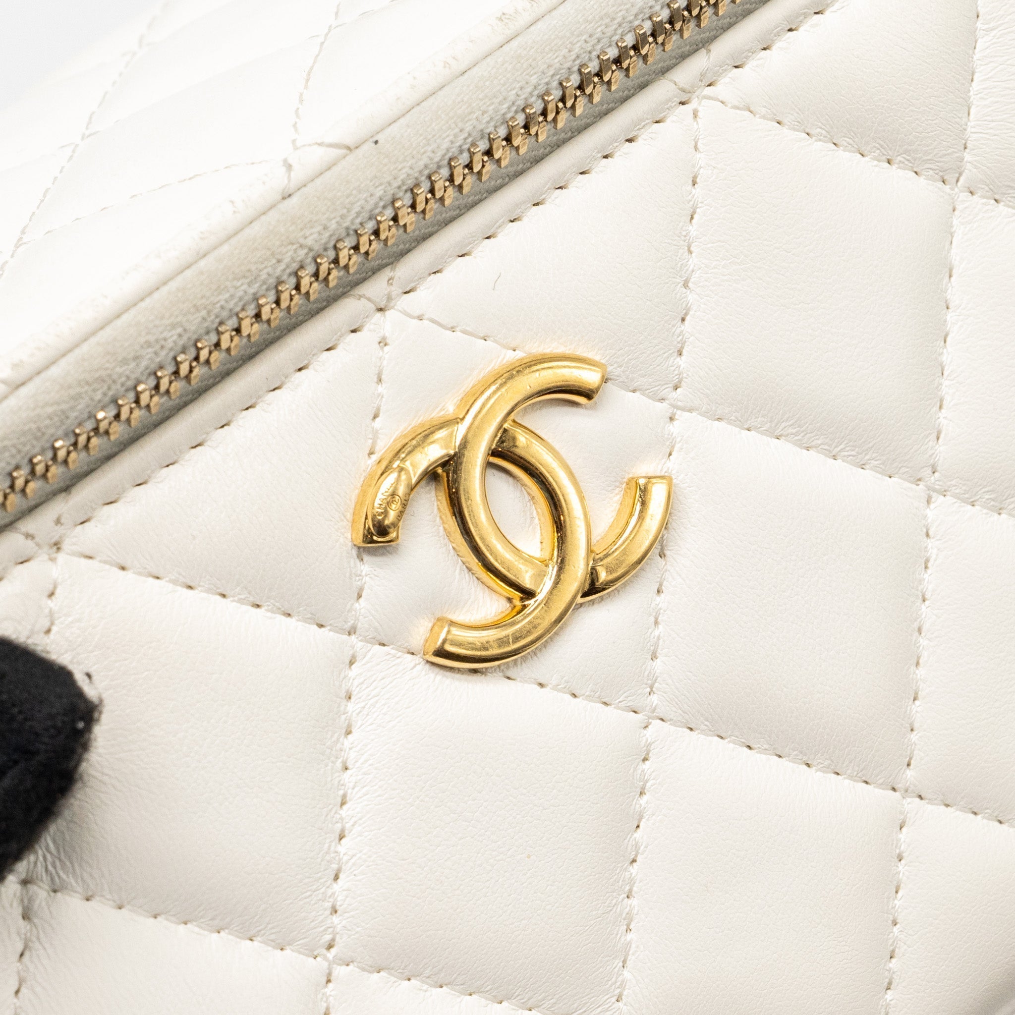 chanel-letter-cc-logo-chain-long-vanity-case-lambskin-whit-ghwmicrochip