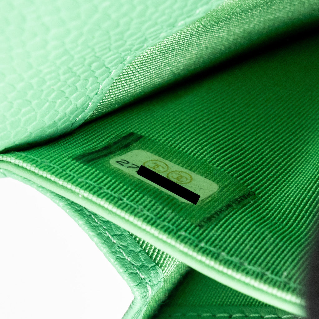 chanel-medium-chevron-quilted-classic-flap-wallet-caviar-green-shw