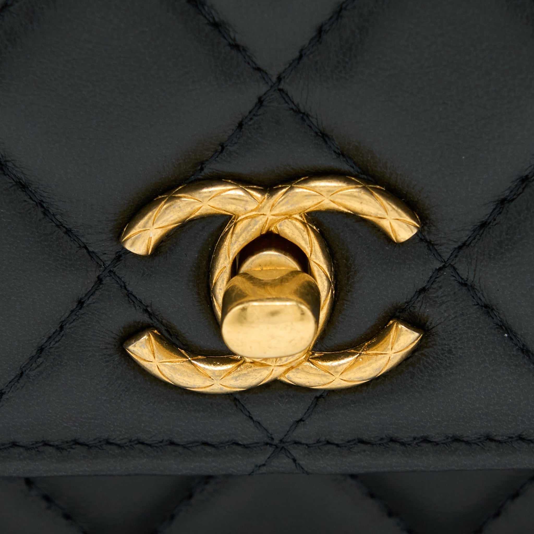 chanel-22k-gold-pillar-wallet-on-chain-lambskin-ghw