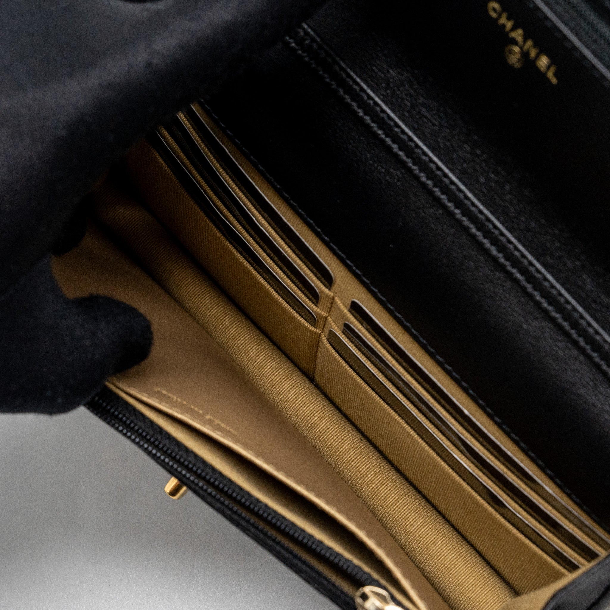 chanel-23k-pearl-crush-wallet-on-chain-lambskin-blackmicrochip