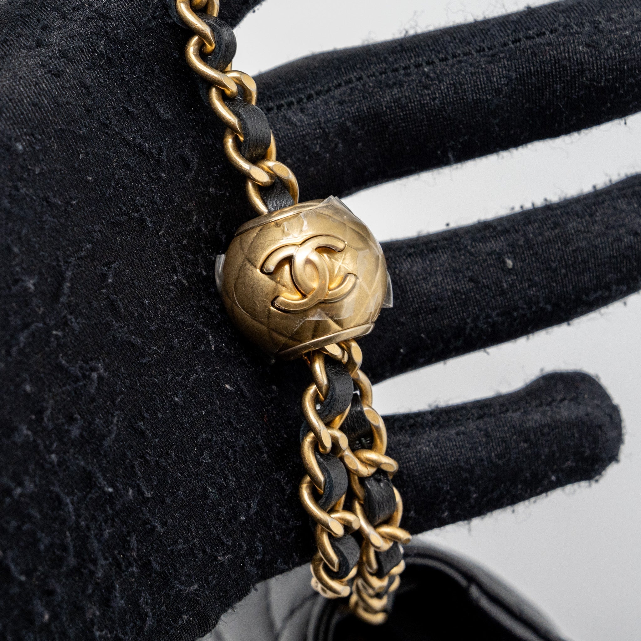 chanel-23k-pearl-crush-wallet-on-chain-lambskin-blackmicrochip