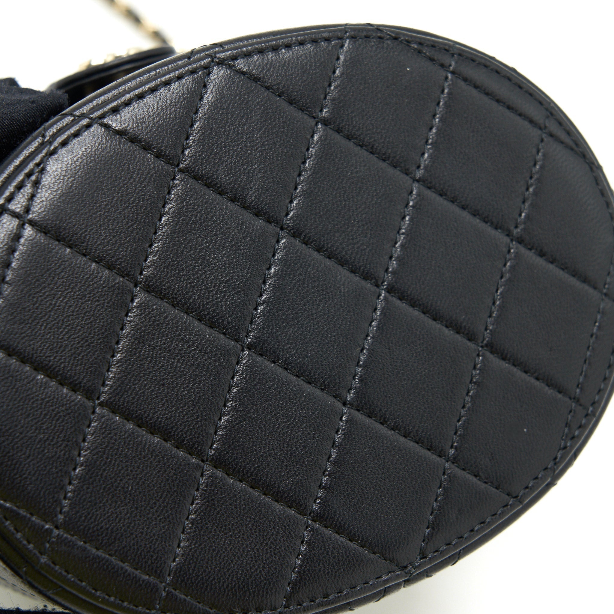 chanel-small-vanity-with-chain-lambskin-black-lghw