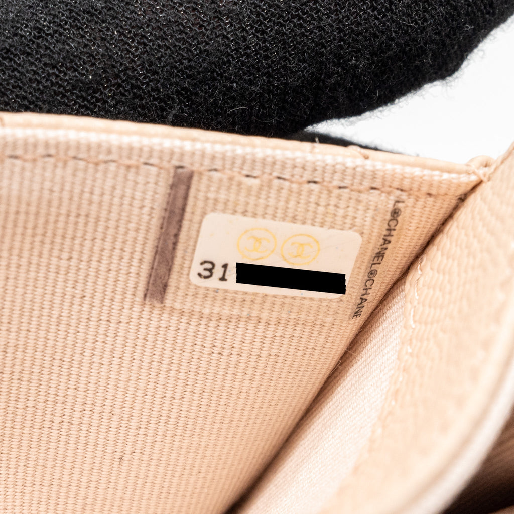 chanel-classic-flap-card-holder-caviar-light-beige-lghw