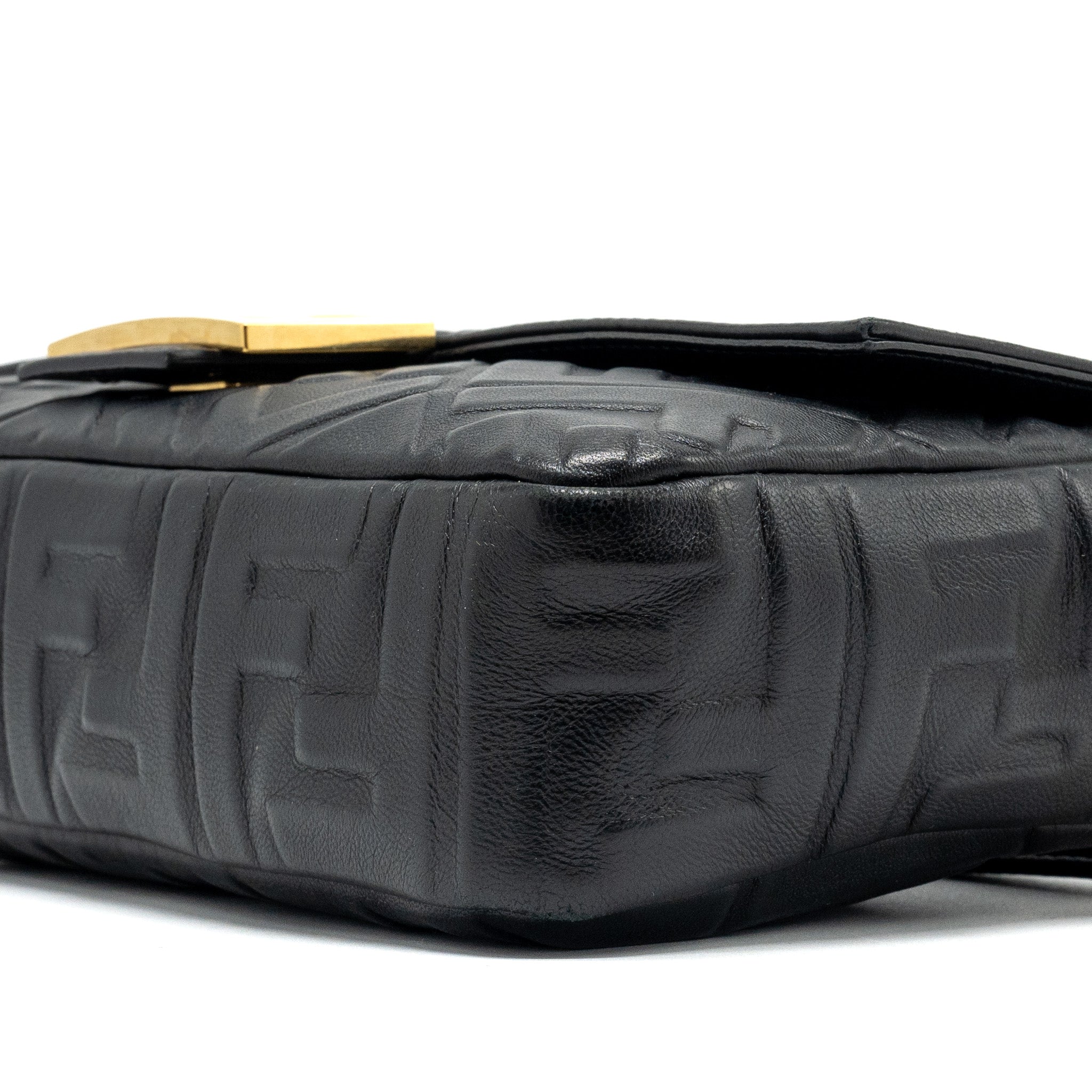fendi-baguette-bag-with-ff-motif-nappa-black-ghw