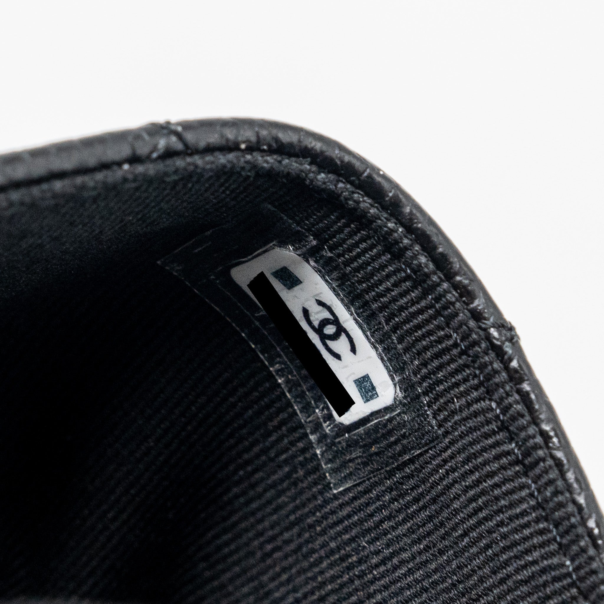 chanel-classic-flap-card-holder-caviar-black-ghw-microchip-4