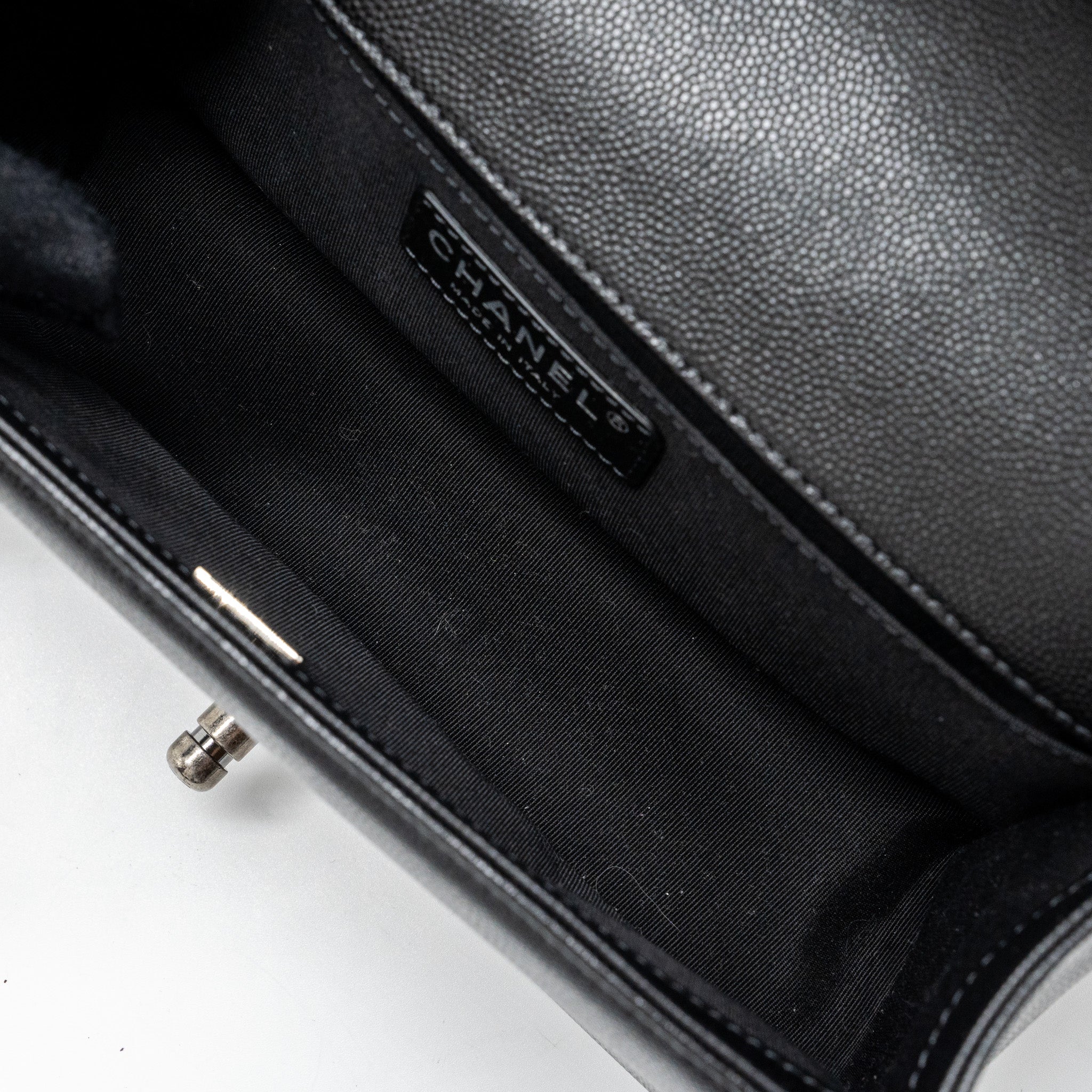 chanel-medium-boy-bag-caviar-black-ruthenium-silver-hardwaremicrochip