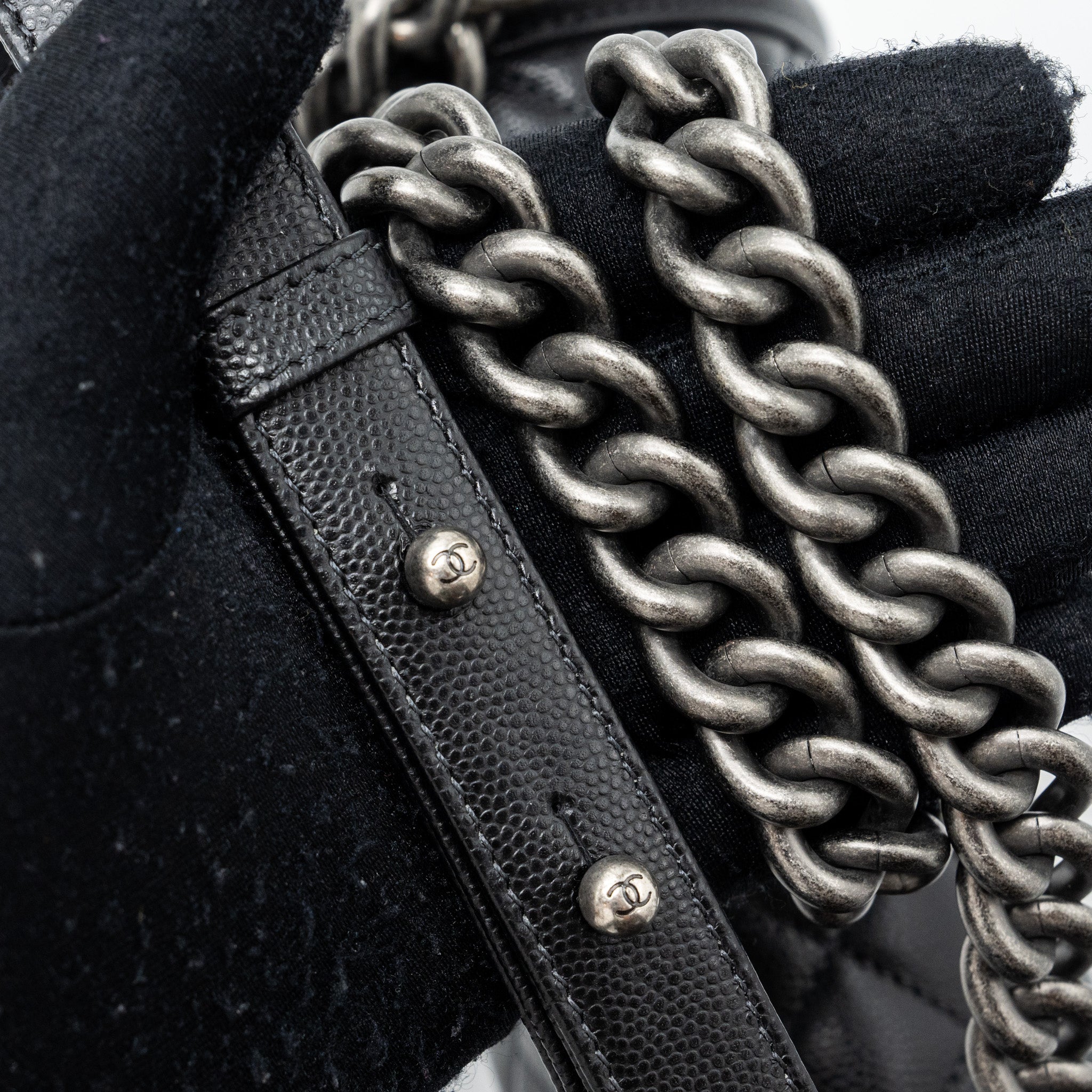 chanel-medium-boy-bag-caviar-black-ruthenium-silver-hardwaremicrochip