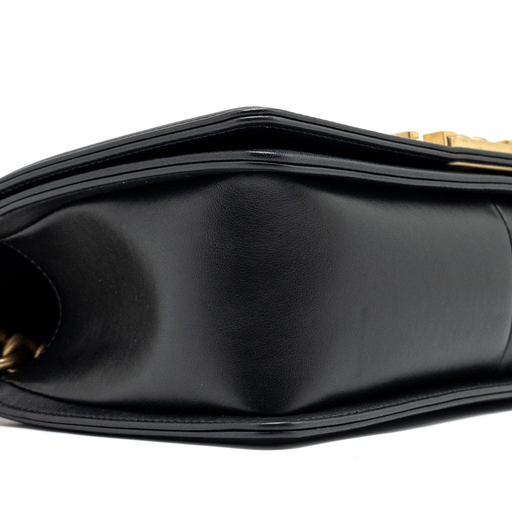 chanel-medium-boy-bag-smooth-calfskin-black-ghwmicrochip