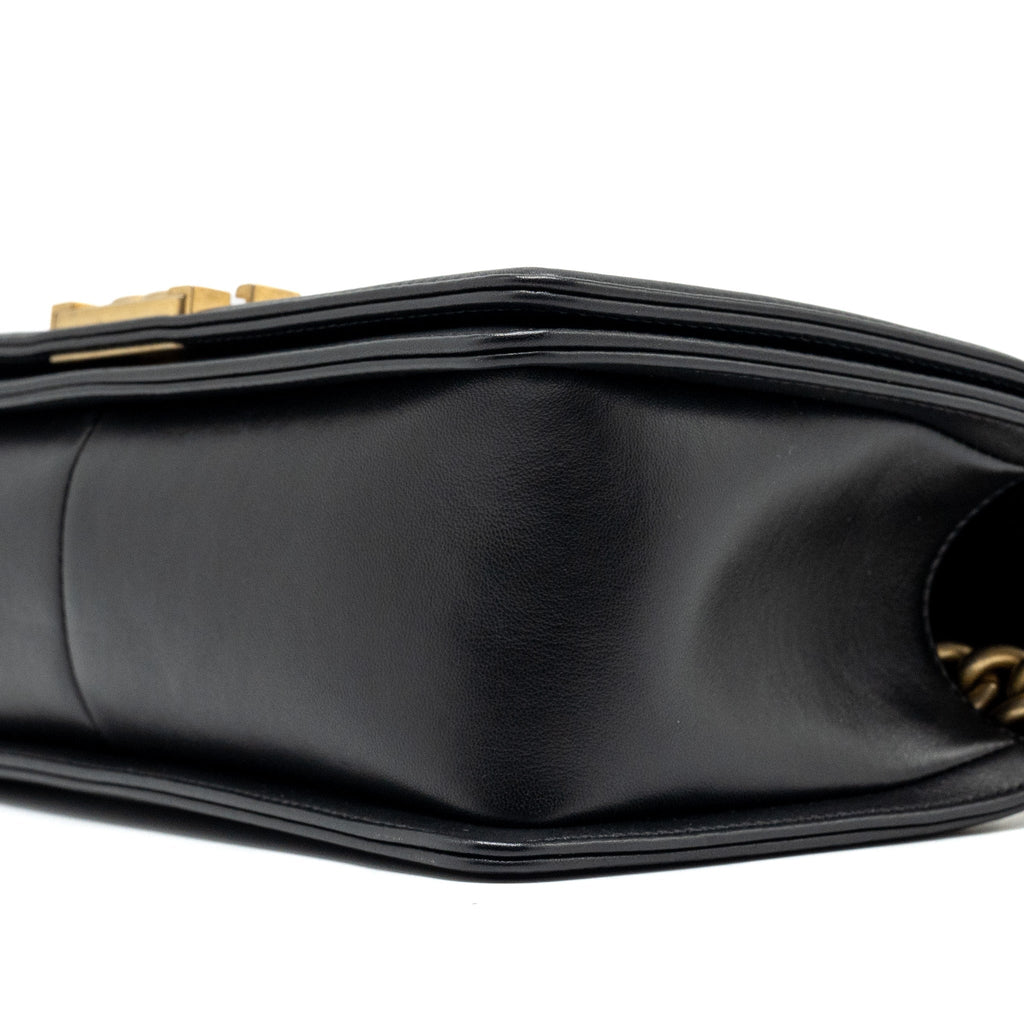 chanel-medium-boy-bag-smooth-calfskin-black-ghwmicrochip