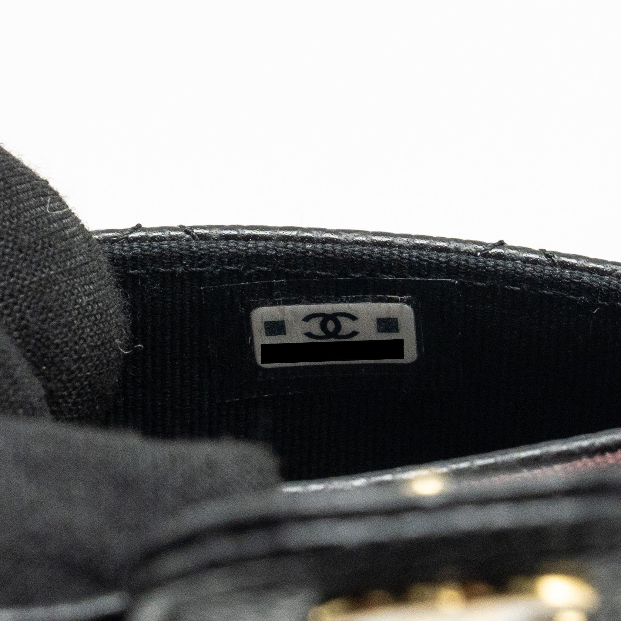 chanel-classic-flap-card-holder-caviar-black-ghwmicrochip-1