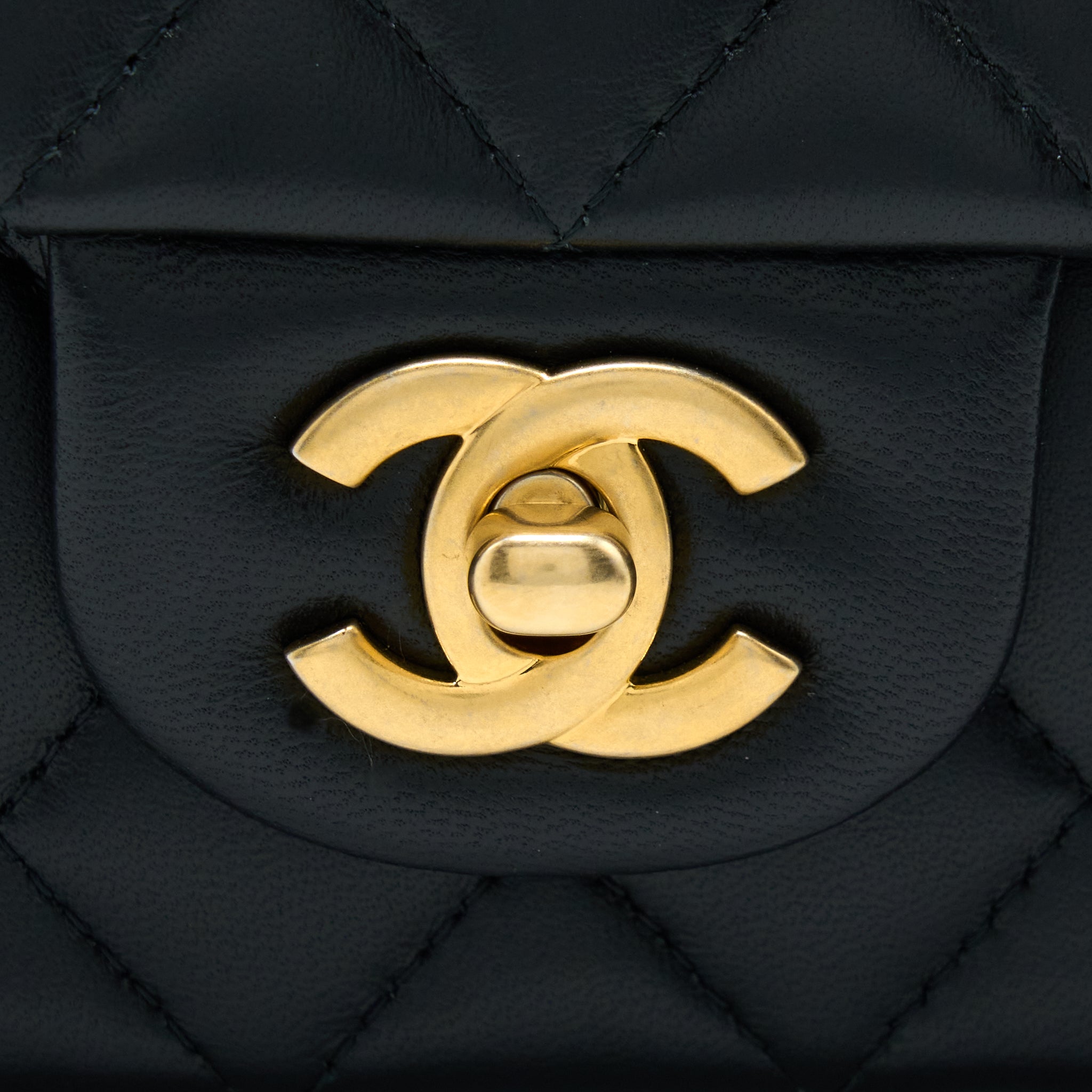 chanel-21k-top-handle-mini-rectangular-flap-bag-lambskin-black-brushed-ghwmicrochip