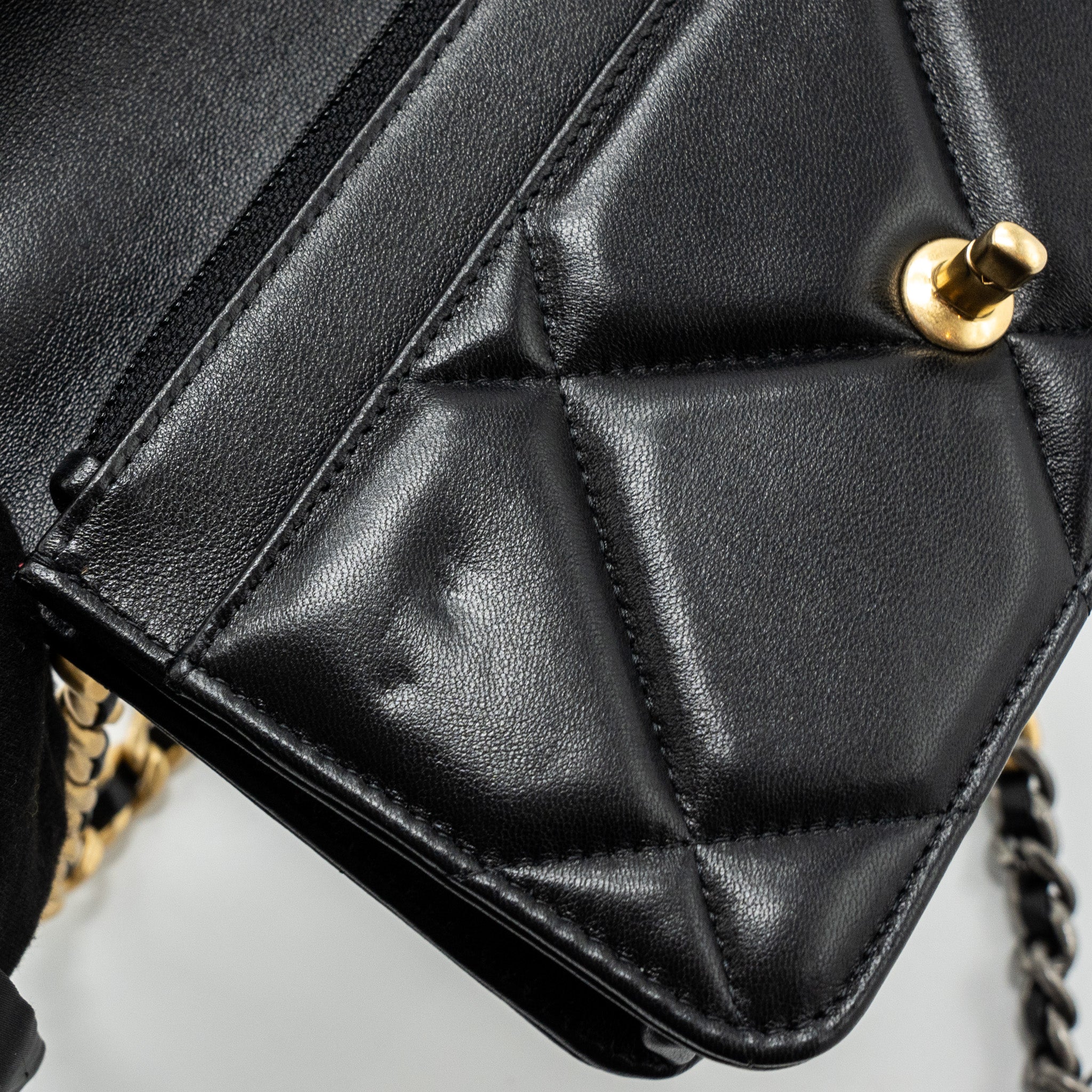 chanel-19-wallet-on-chain-lambskin-multicolour-hardware-microchip