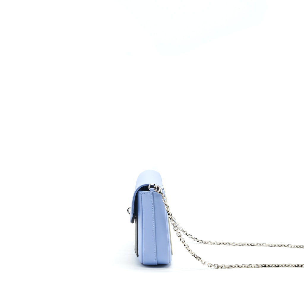 dior-evening-wallet-on-chain-light-blue-black-whitec