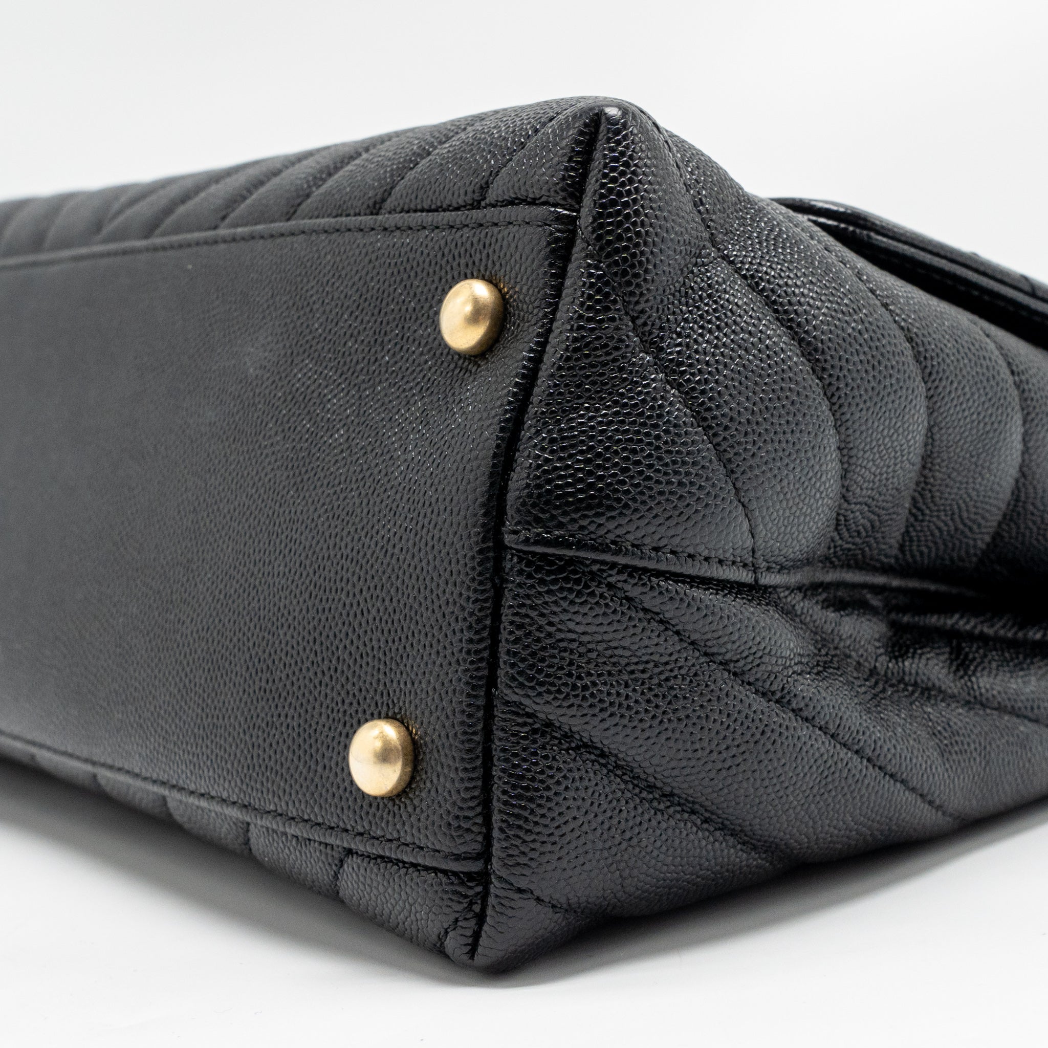 chanel-medium-chevron-coco-handle-caviar-black-ghw
