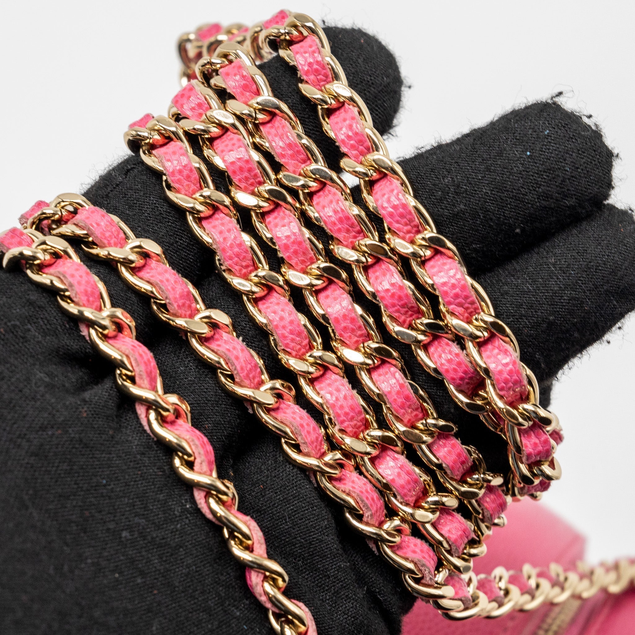 chanel-round-vanity-with-chain-caviar-pink-lghw