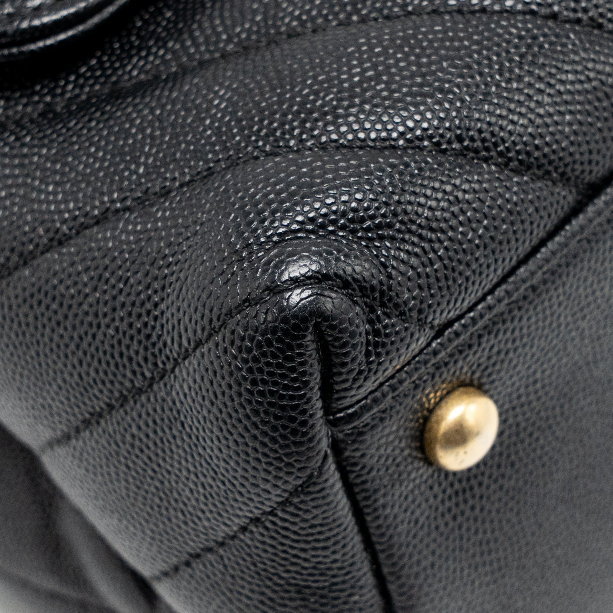 chanel-medium-chevron-coco-handle-caviar-black-ghw