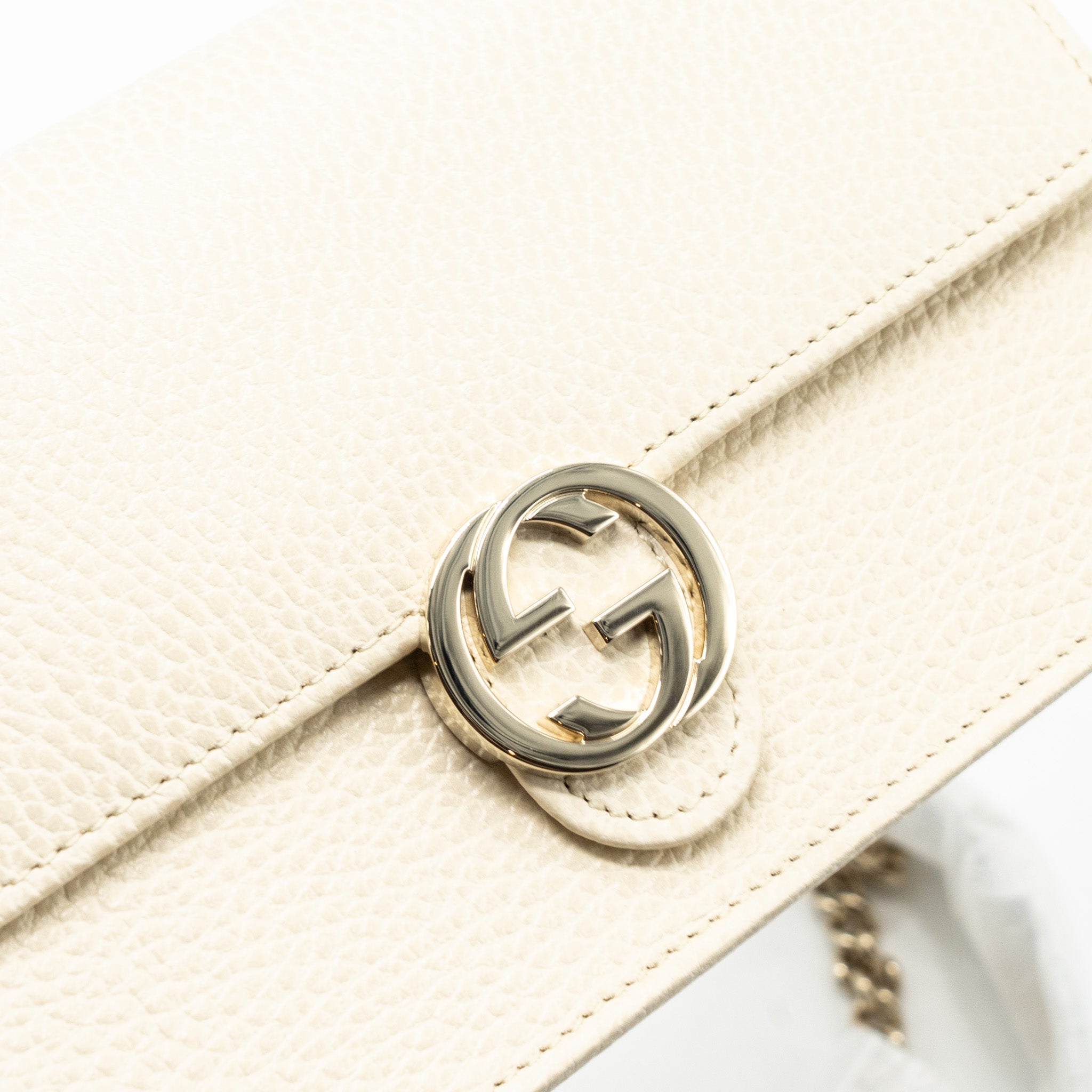 gucci-interlocking-g-crossbody-chain-bag-wallet-white-lghw