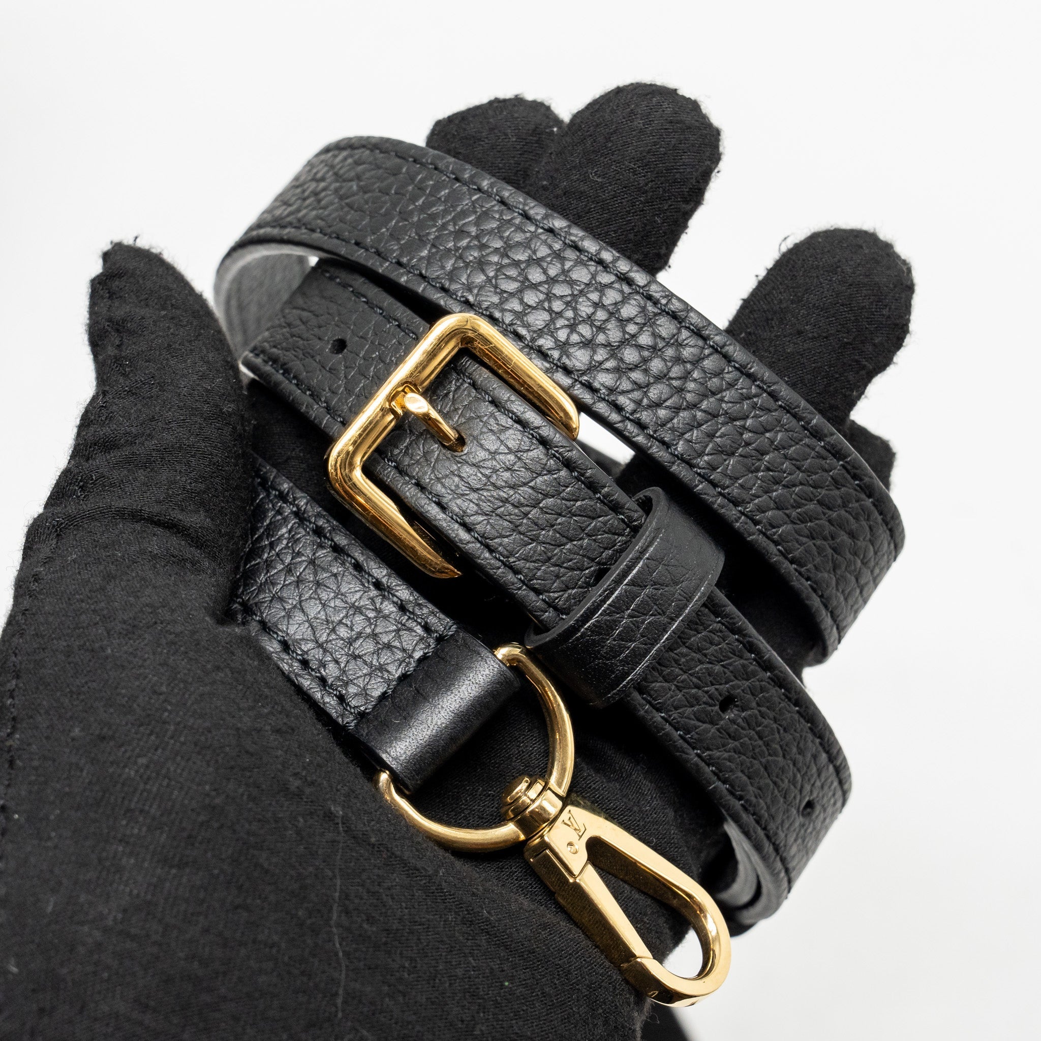 louis-vuitton-capucines-mm-calfskin-black-ghw