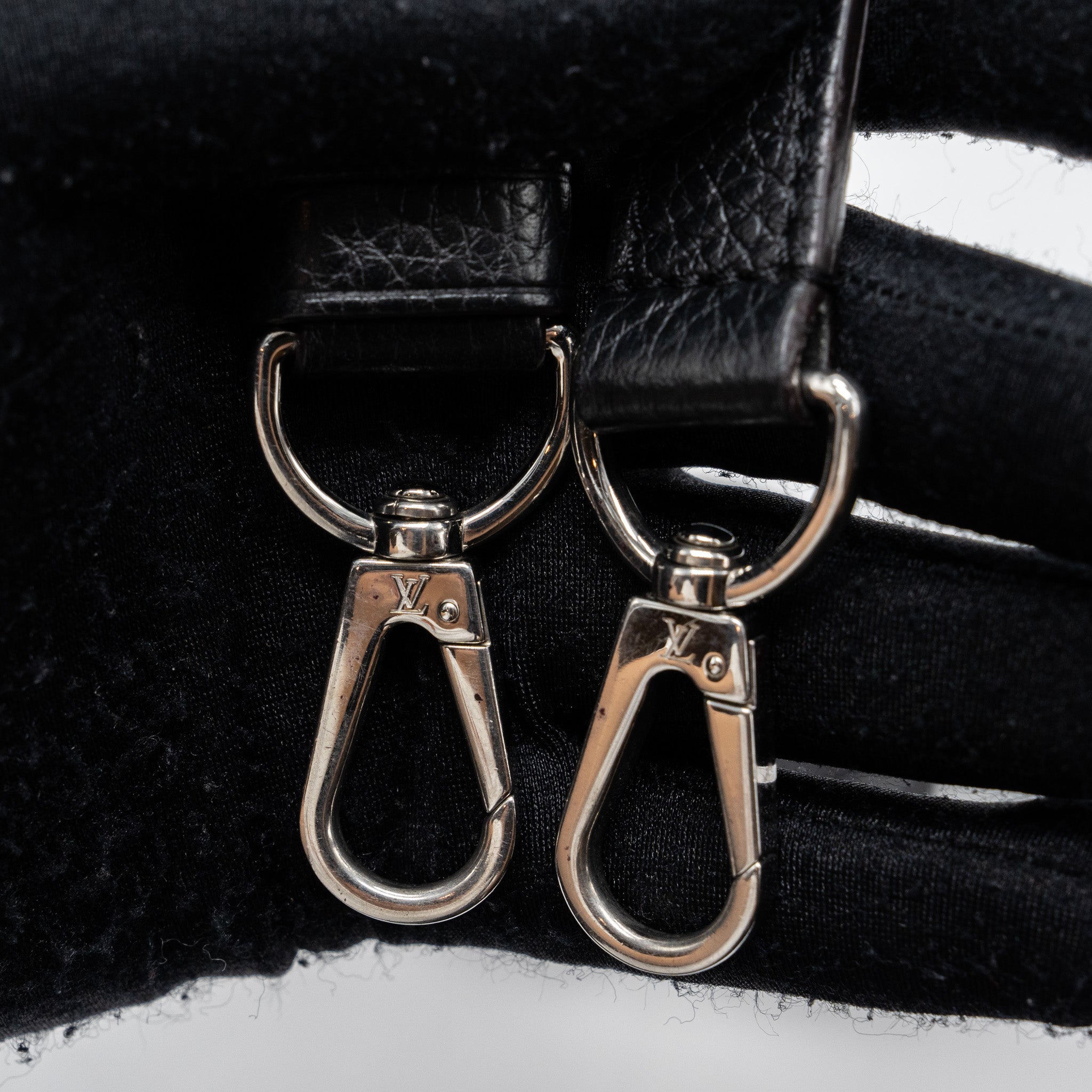 louis-vuitton-capucines-pm-calfskin-black-pink-shw