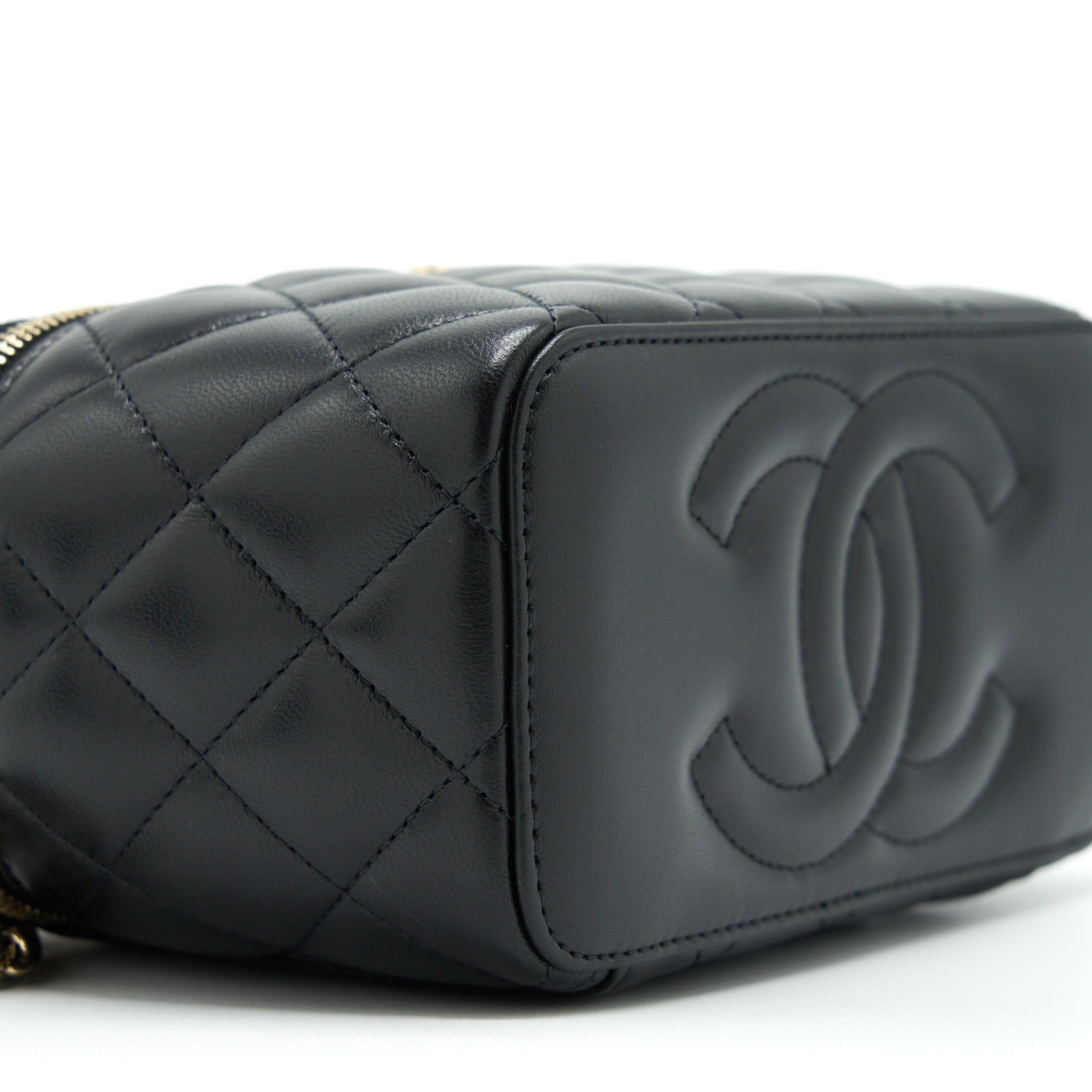 chanel-22a-top-handle-long-vanity-with-chain-lambskin-black-lghw