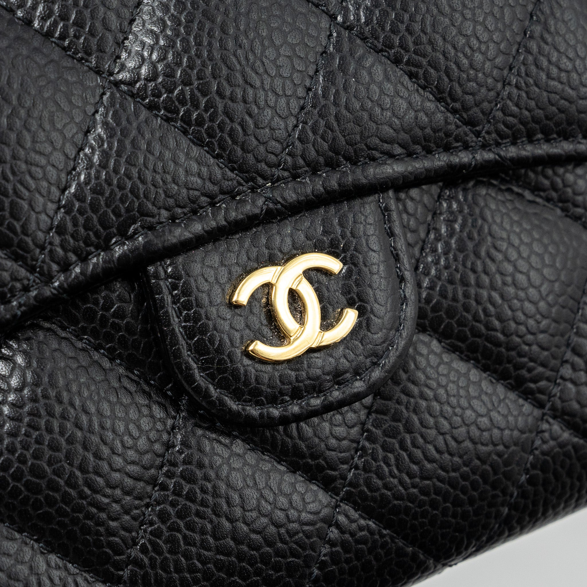 chanel-classic-compact-wallet-caviar-black-ghwmicrochip