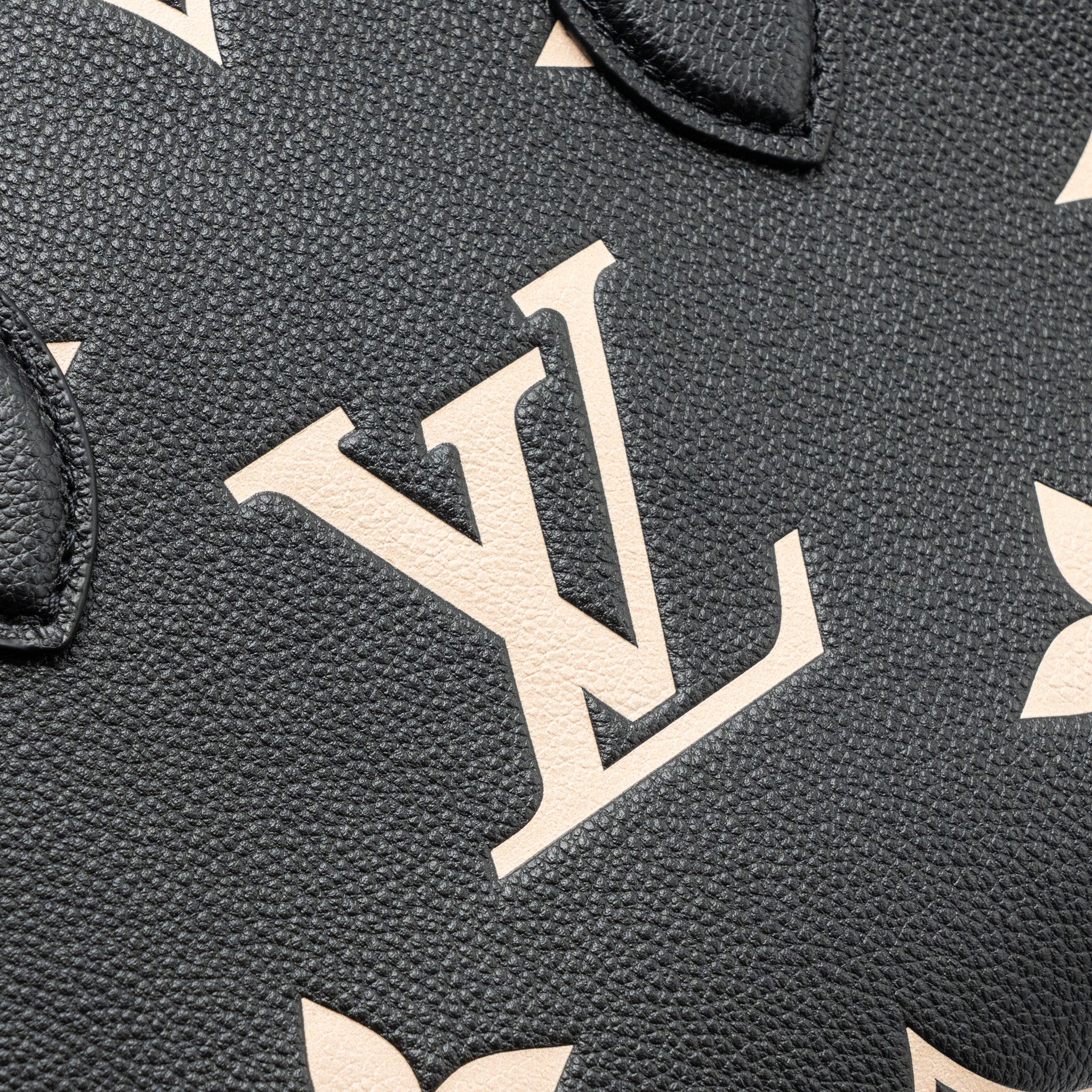 louis-vuitton-onthego-pm-bicolour-monogram-empreinte-leather-black-beige-ghwmicrochip