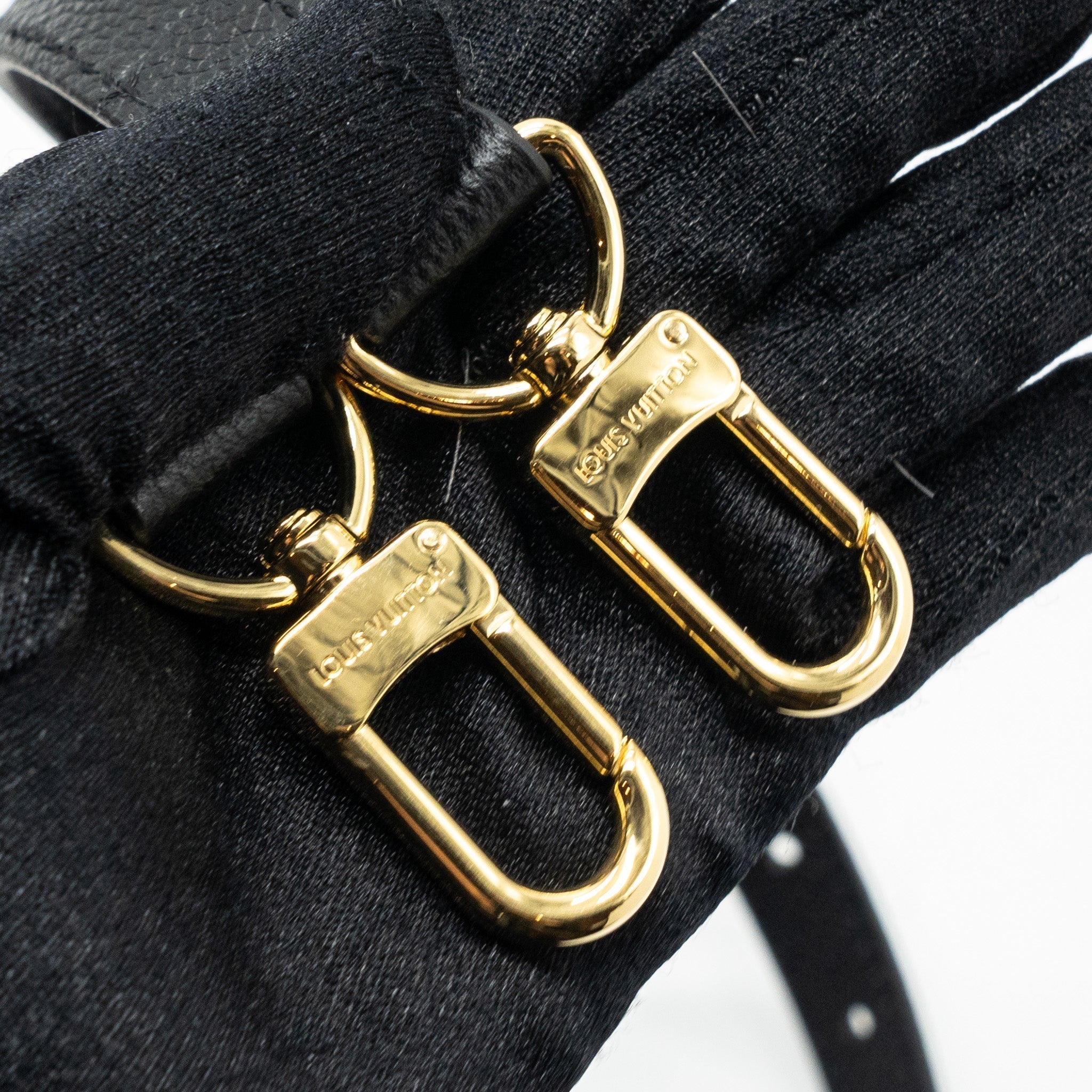 louis-vuitton-onthego-pm-bicolour-monogram-empreinte-leather-black-beige-ghwmicrochip