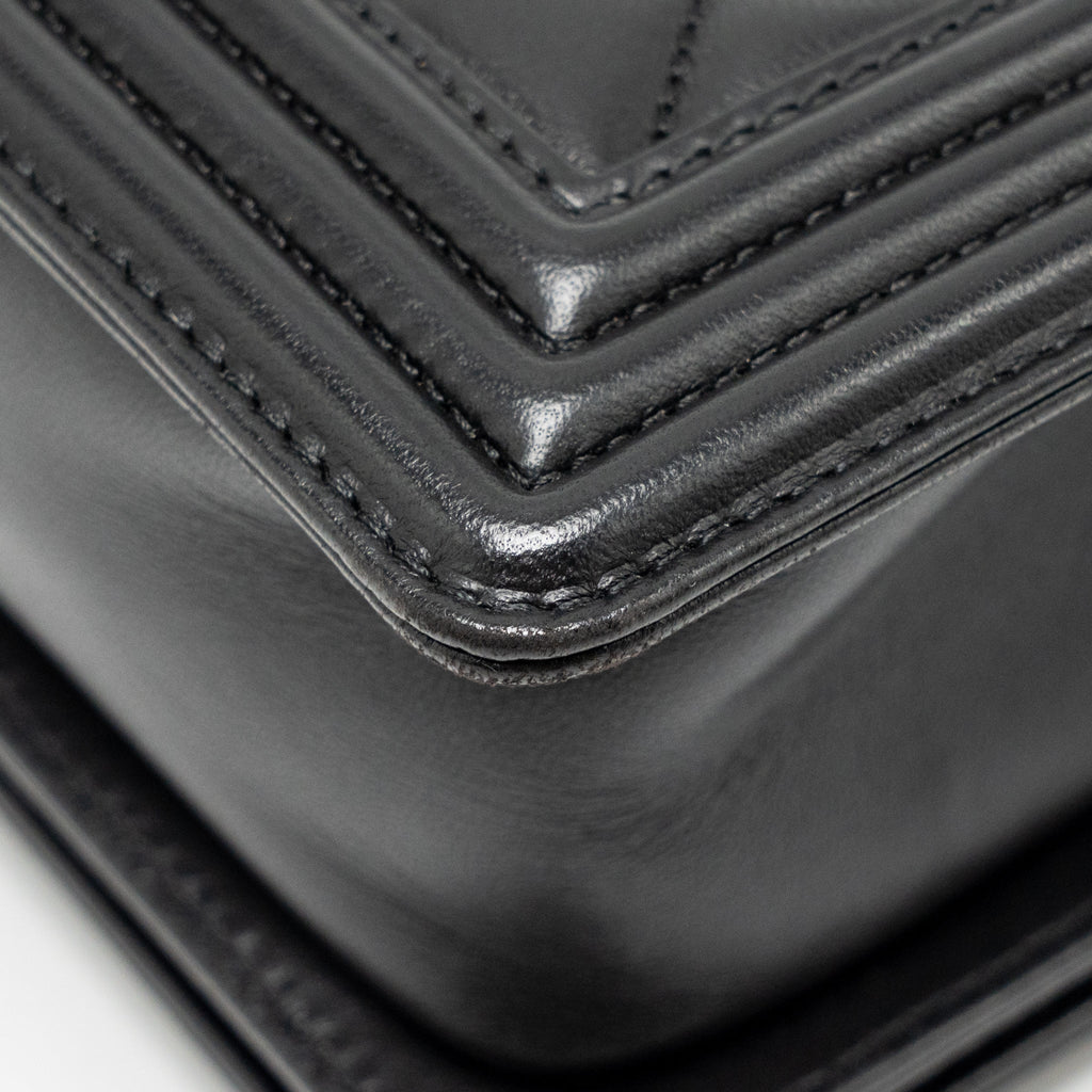chanel-medium-boy-bag-lambskin-black-ghw-2