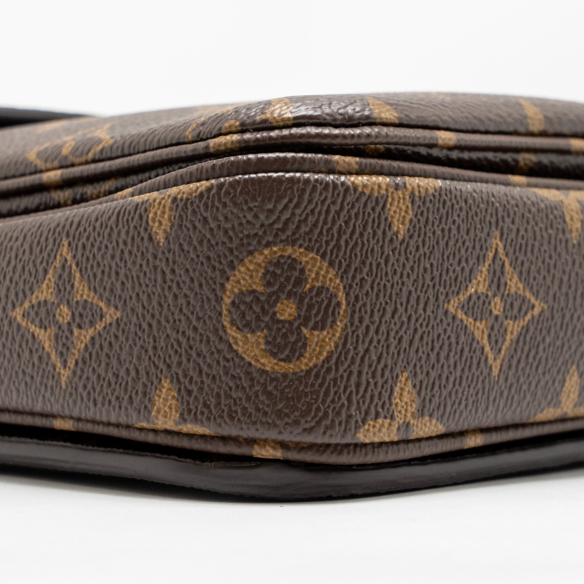 louis-vuitton-pochette-metis-monogram-canvas-ghw-36