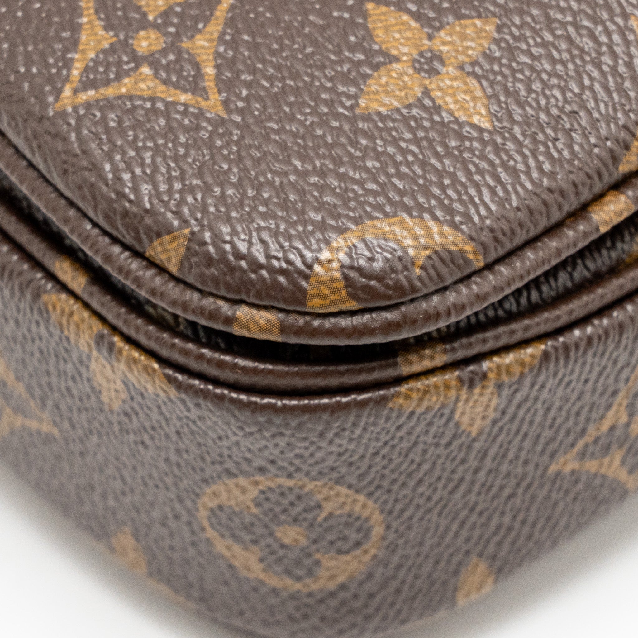 louis-vuitton-pochette-metis-monogram-canvas-ghw-36