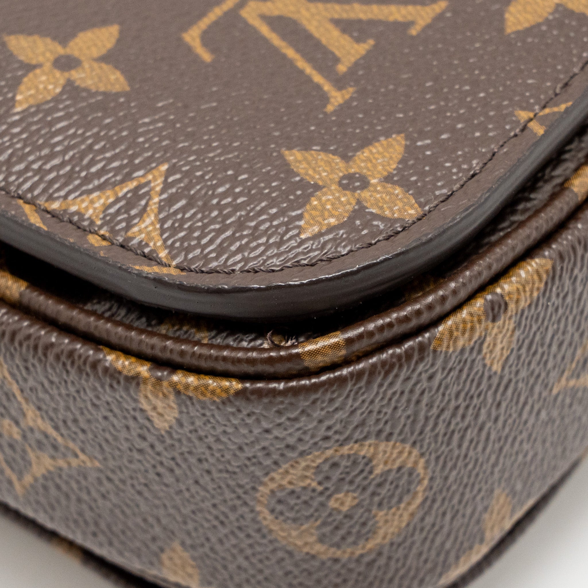louis-vuitton-pochette-metis-monogram-canvas-ghw-36