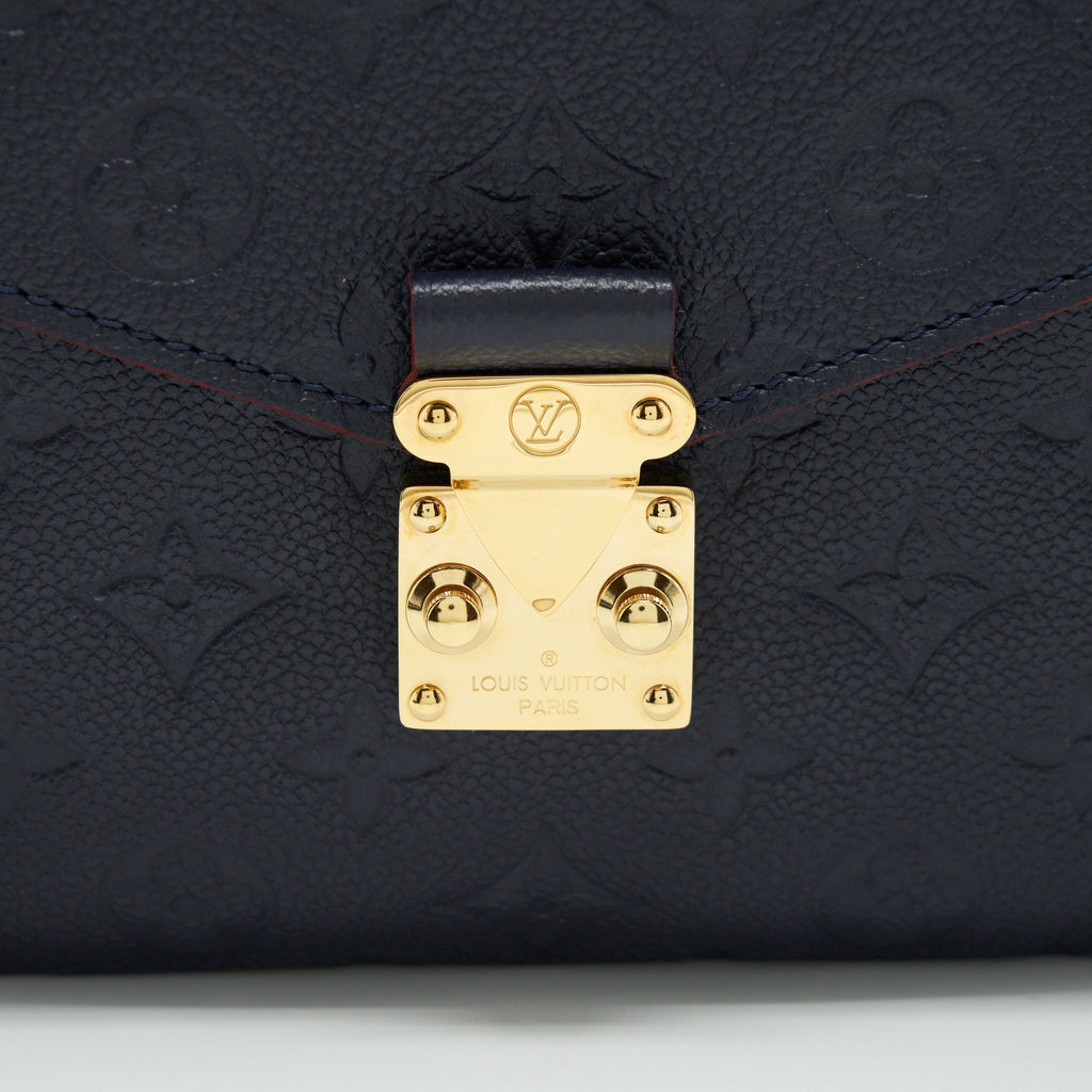 louis-vuitton-pochette-metis-monogram-empreinte-marine-rouge-ghw