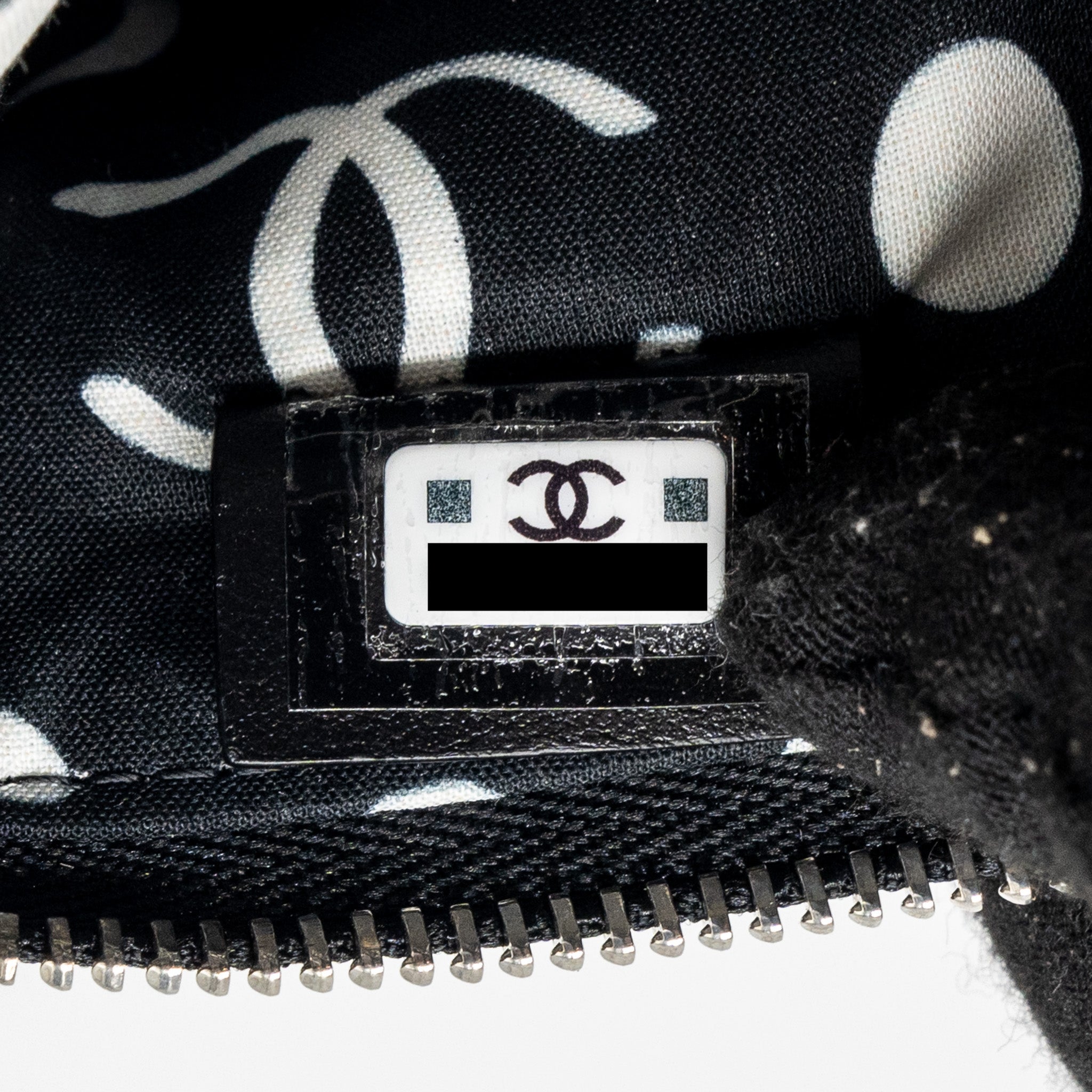 chanel-coco-chanel-on-cc-logo-mini-ocase-zip-pouch-caviar-black-shw-microchip