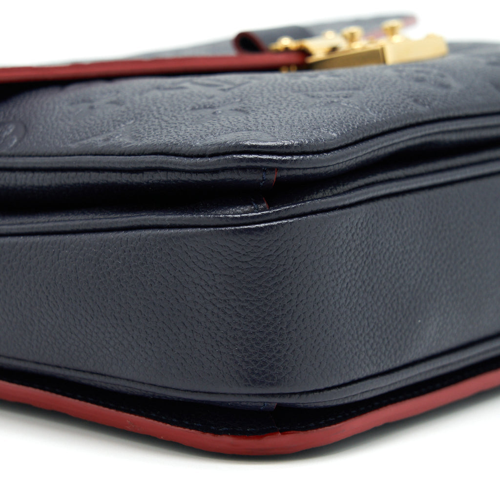 louis-vuitton-pochette-metis-monogram-empreinte-marine-rouge-ghw