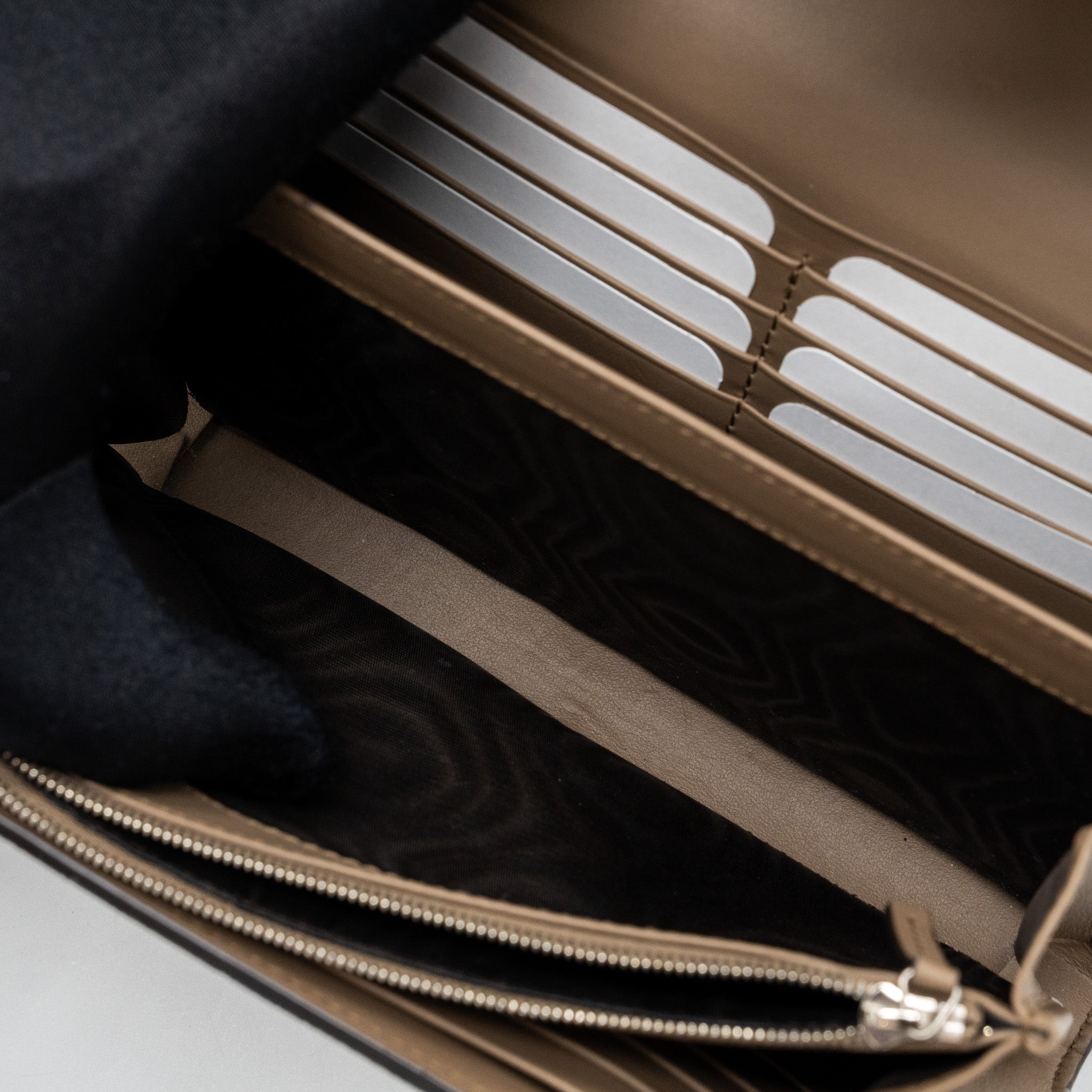gucci-dionysus-wallet-on-chain-gg-supreme-canvas-leather-beige-ebony-shw