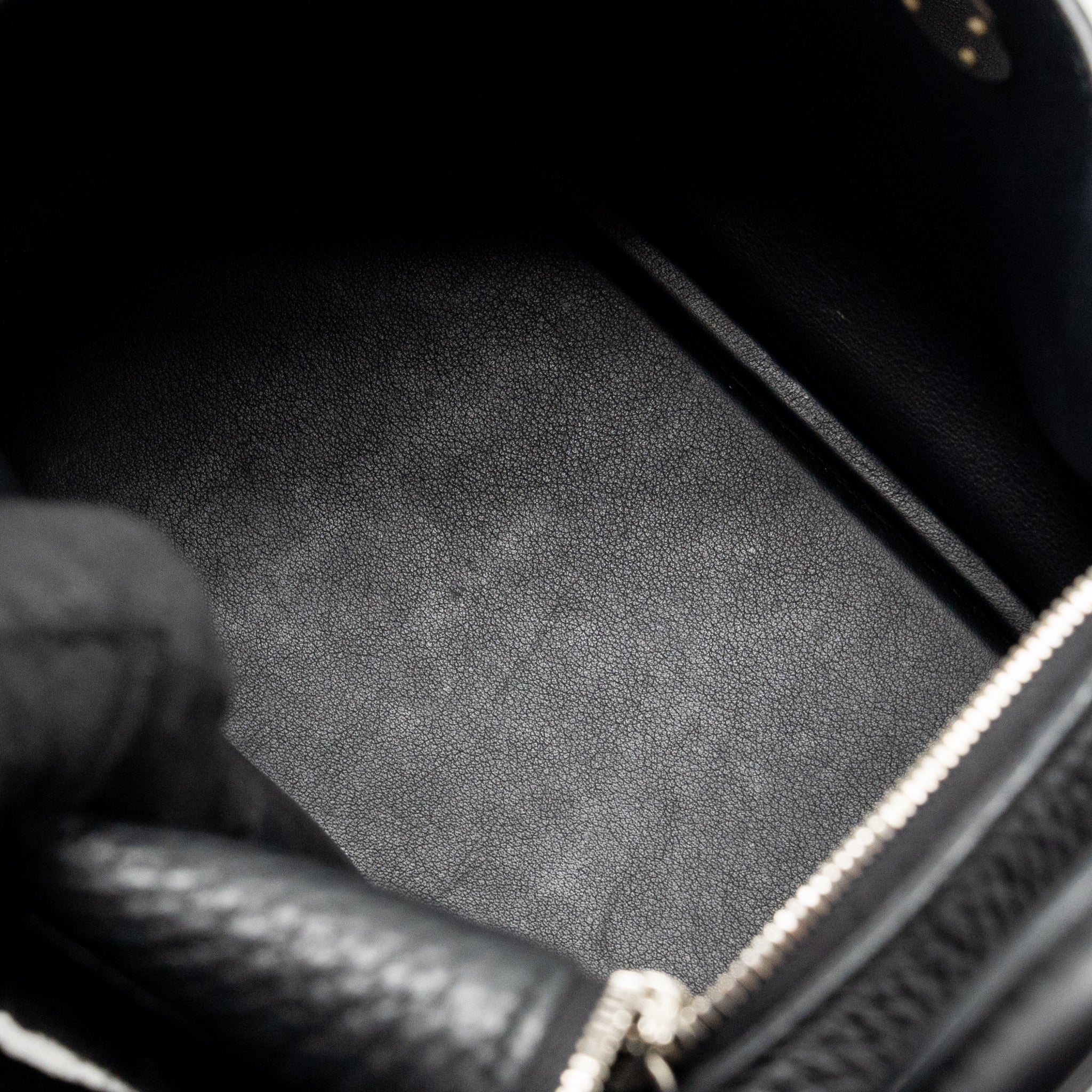 hermes-mini-lindy-clemence-black-shw-stamo-u